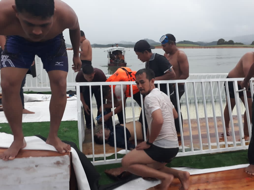 Proses evakuasi korban kapal wisata tenggelam di Kecamatan 13 Koto Kampar, Kabupaten Kampar, Riau, Sabtu (19/12/2020).