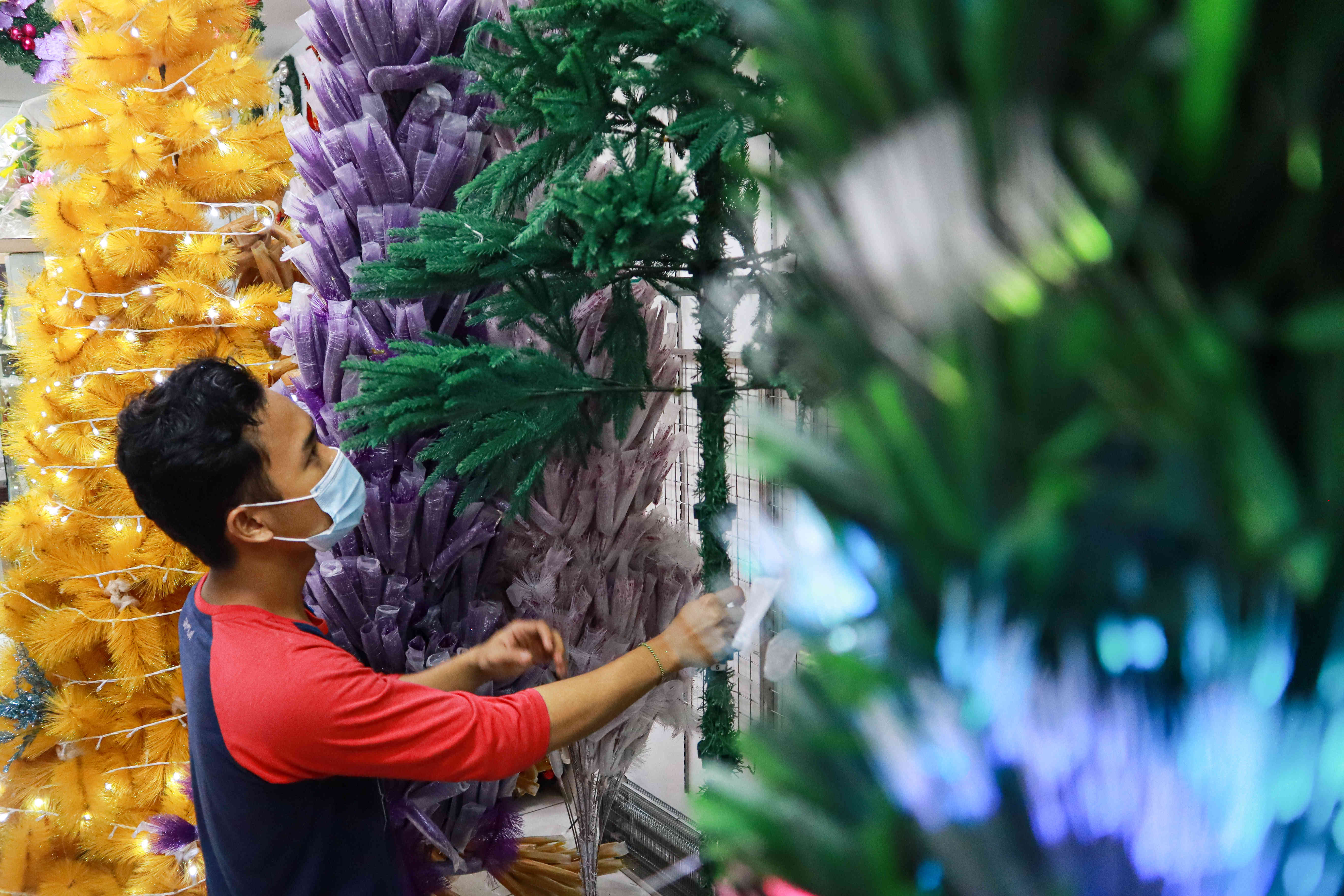  Calon pembeli memilih pernak-pernik natal di pasar Asemka, Jakarta, Senin (14/12/2020). 