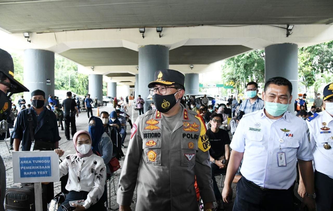Kakorlantas Polri Irjen Istiono melakukan pengecekan pengamanan di stasiun Gambir, Jakarta Pusat, Selasa (22/12).