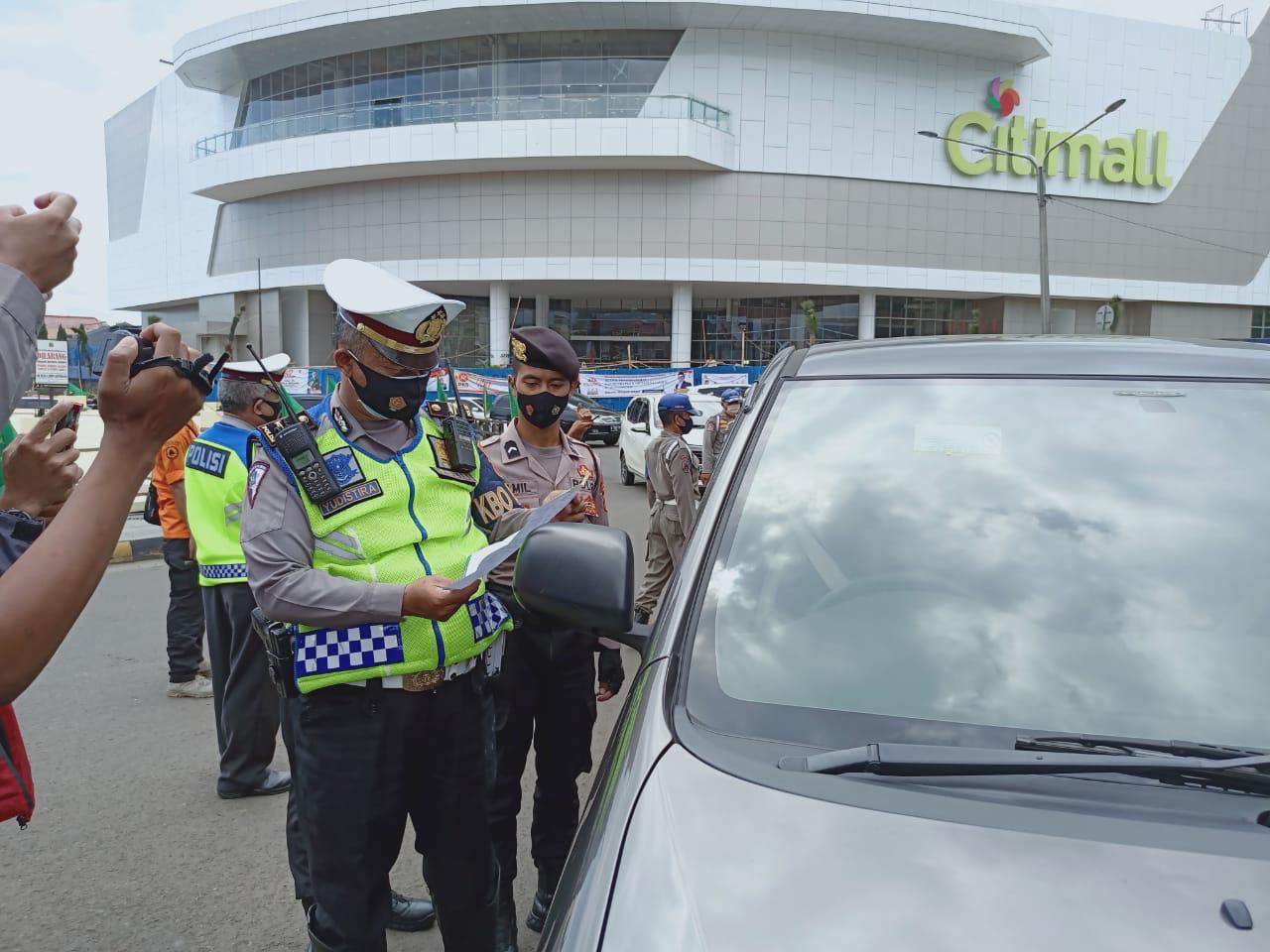 Polres Cianjur merazia pengendara,jika tak bisa menunjukkan hasil rapid test antigen, mereka harus putar balik.