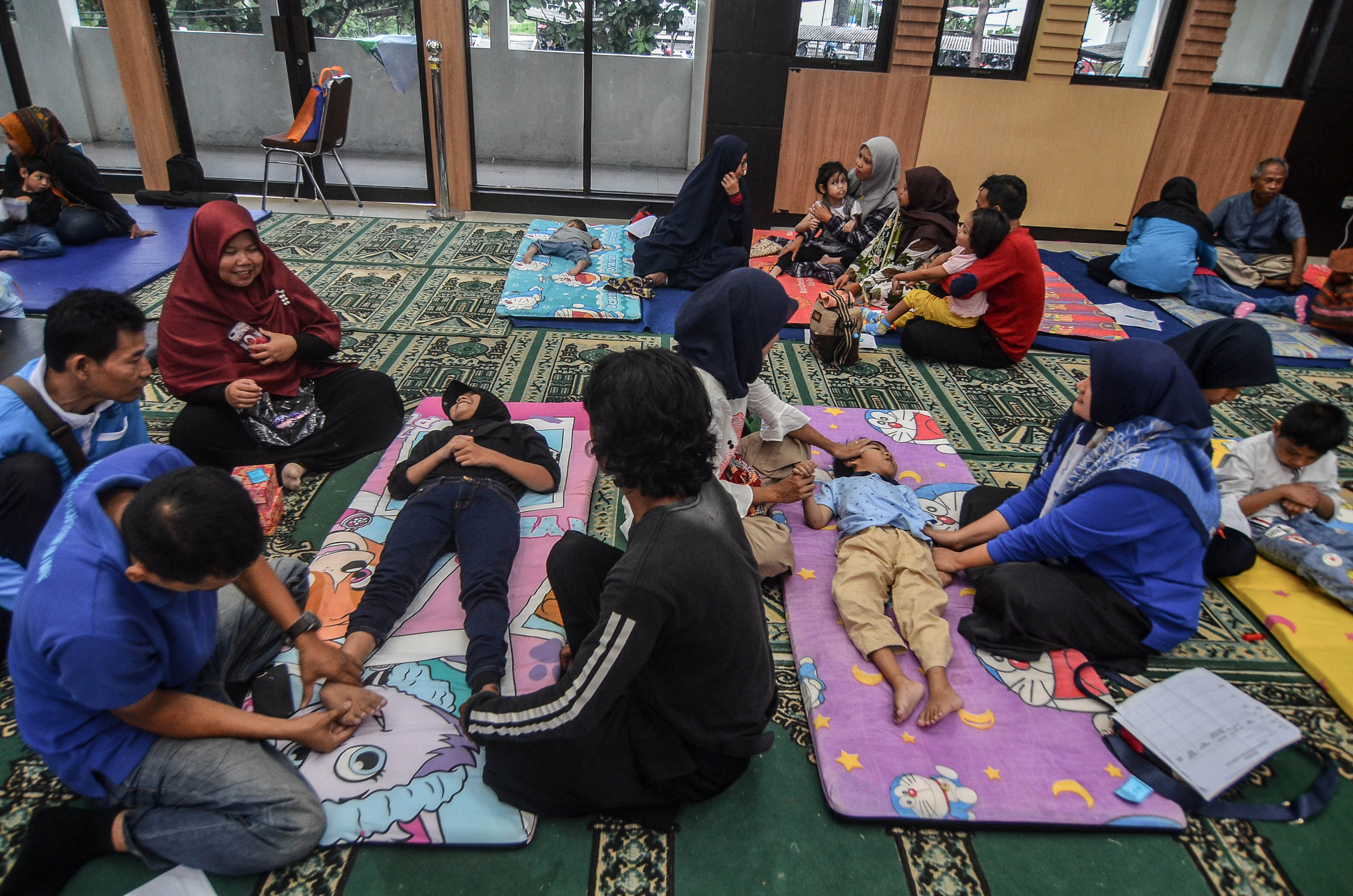 PENGOBATAN GRATIS: Pasien penderita disabilitas menjalani pengobatan fisioterapi pada acara hari Disabilitas Internasionaldan HKSN