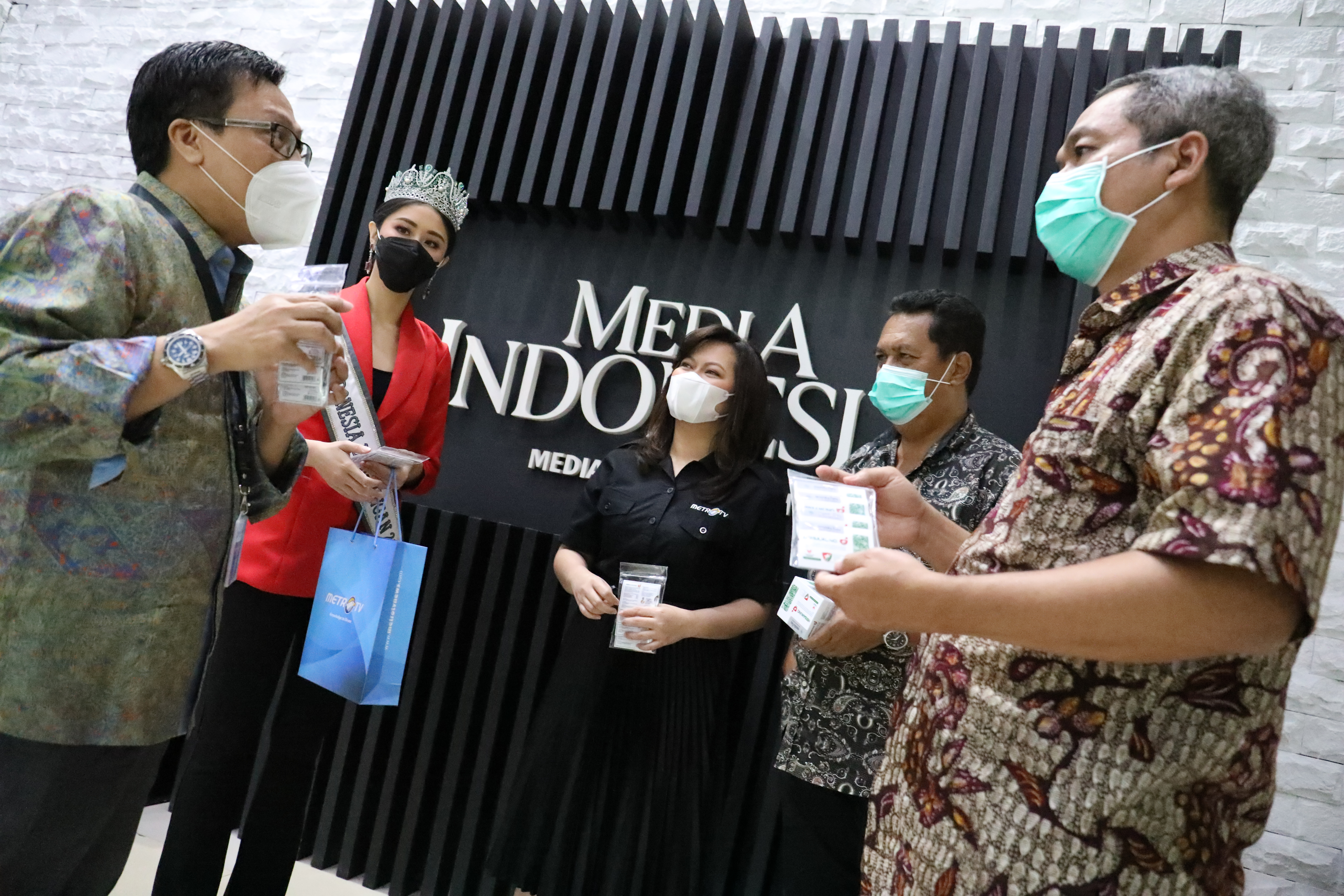 Senior Corporate Communication Mustika Ratu, Mega Angkasa (kiri) saat berkunjung ke kantor Media Indonesia, Jakarta, kemarin.