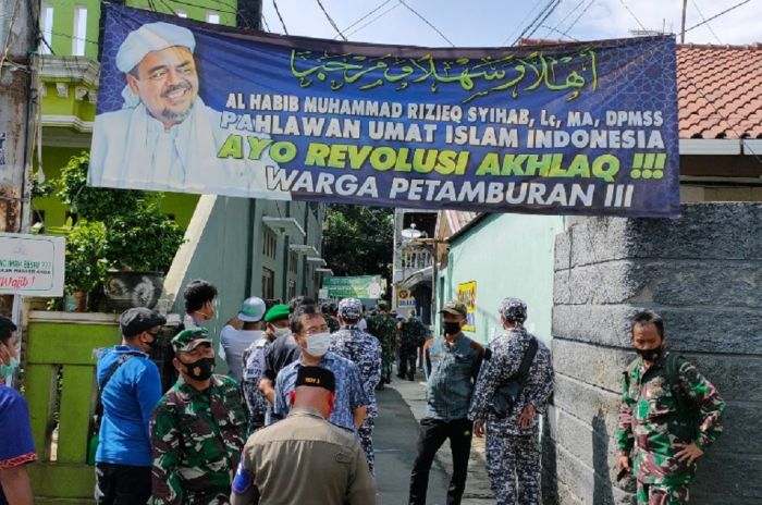 Petugas keamanan berada di sekitar area markas besar FPI di Petamburan, Jakarta.    