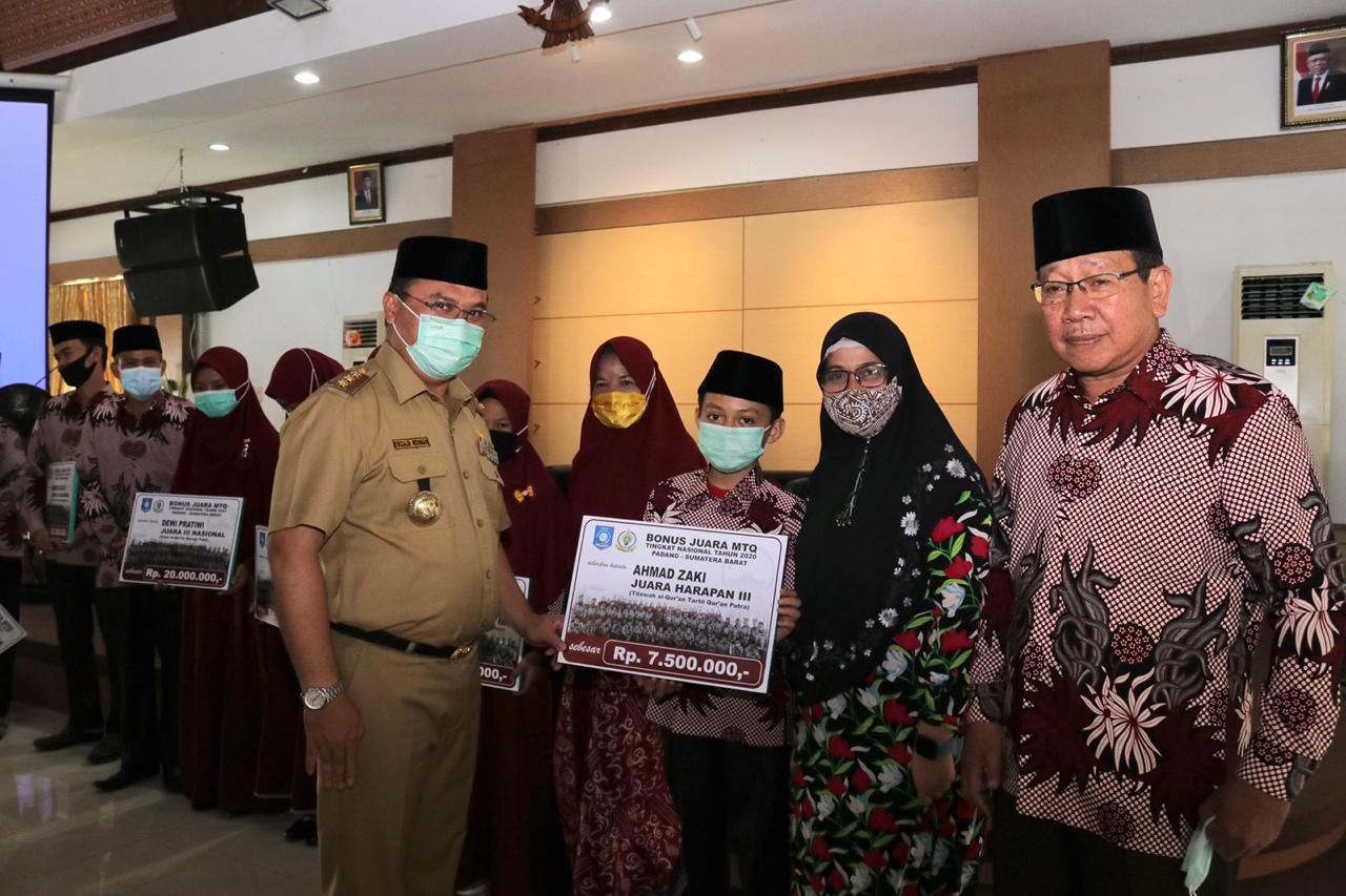 Gubernir Babel Erzaldi Rosman (kiri) menyerahkan uang prmbinaan.