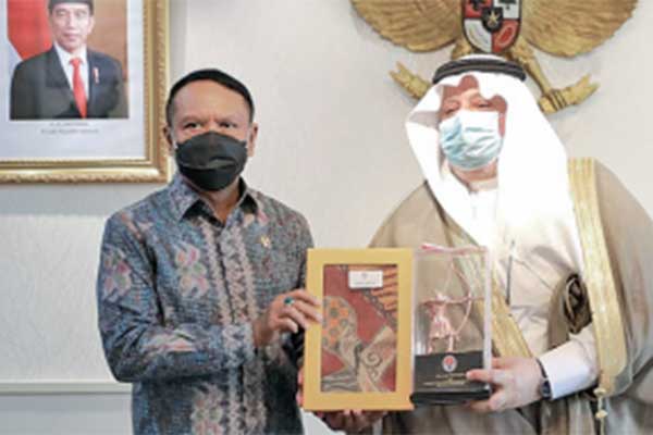 Menpora  Zainudin Amali memberikan cendera mata kepada Duta Besar Arab Saudi untuk Indonesia Esam Abid Althagaf