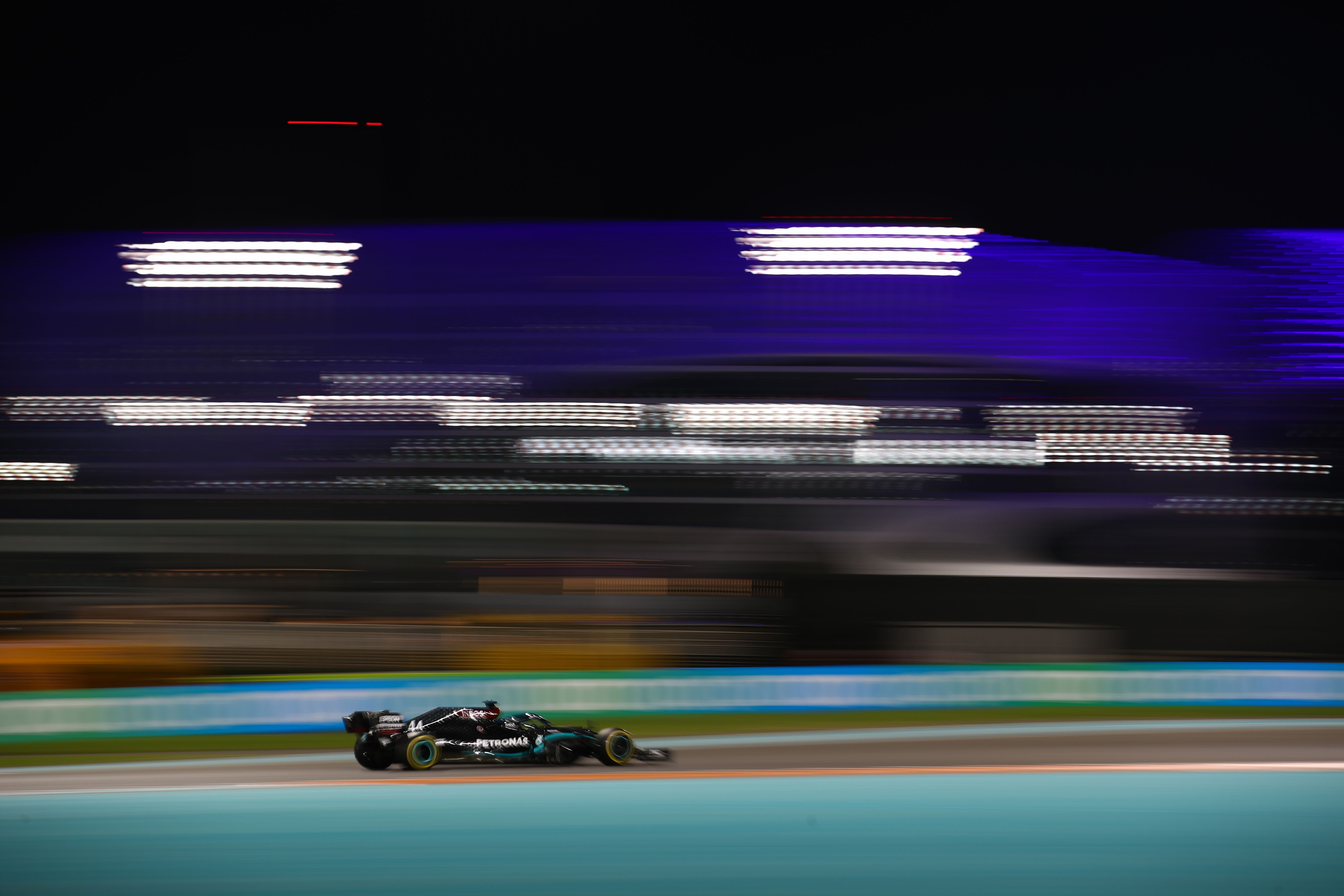 Juara dunia Formula 1 (F1) tujuh kali, Lewis Hamilton sembuh dari Covid dan siap turun padaF1 seri GP Abu Dhabi, Minggu, (13/12). 