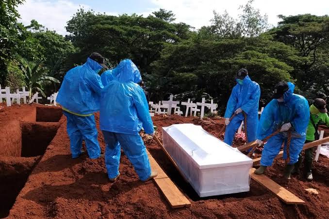Pemakaman pasien covid-19 yang meninggal.