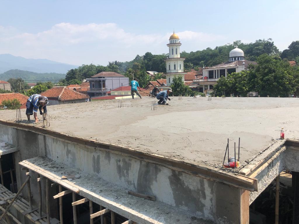 Berkat banguan para donatur pembangunan Pondok Pesantren Salafiah Tajul Falah di Cipanas, Kabupaten Lebak, Banten, mencapai 80%.