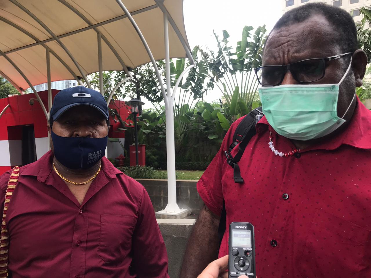 Perwakilan Forum Pemilik Hak Sulung usai melapor ke KPK atas dugaan korupsi di Mimika, Kamis (10/12/2020)