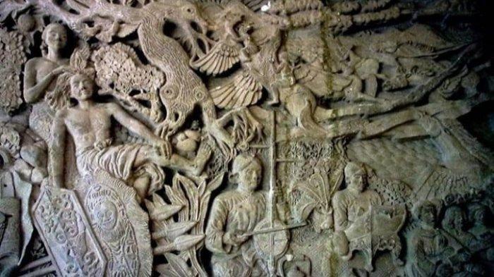 Salah satu relief karya seniman Indonesia yang masih terpampang di eks Bandara Internasional Kemayoran, Jakarta Pusat.