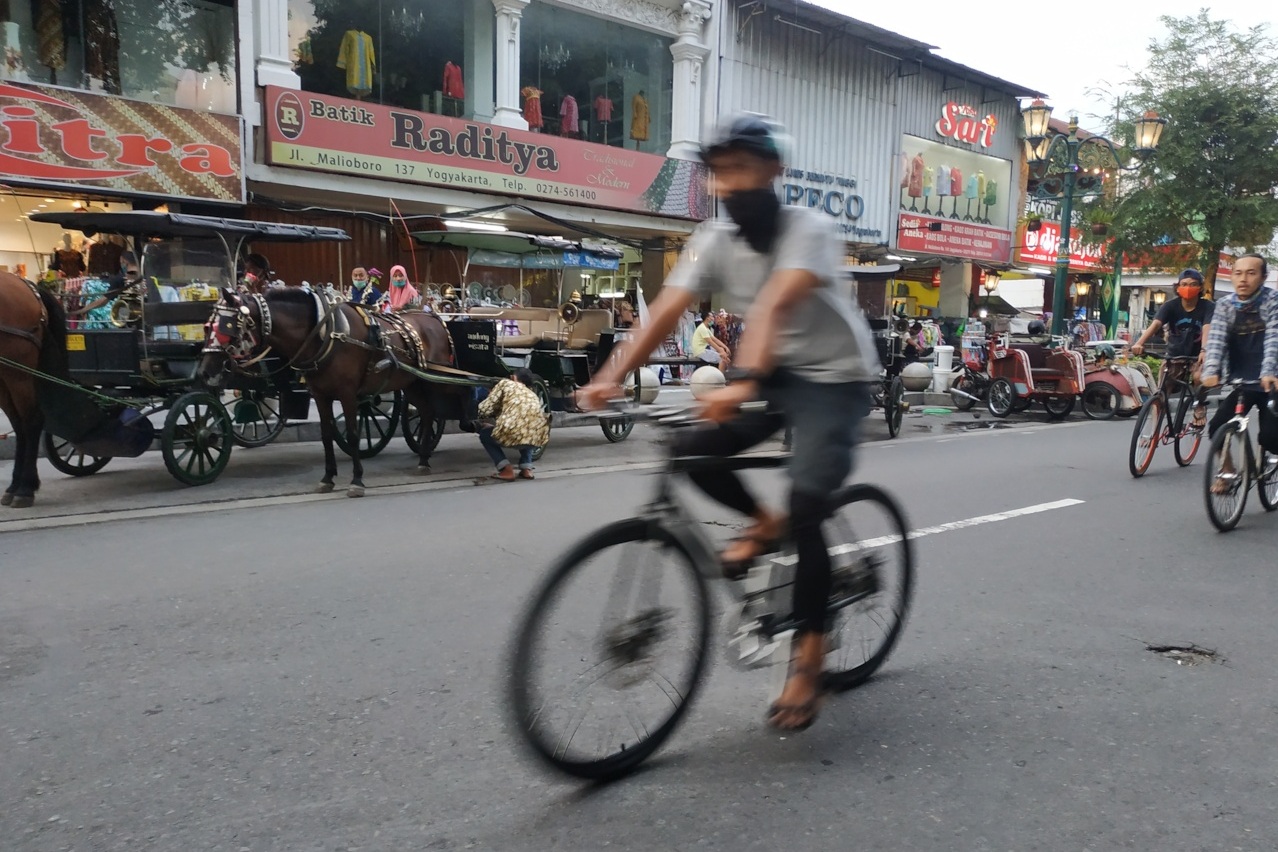 Pesepeda melintas di Kawasan Malioboro