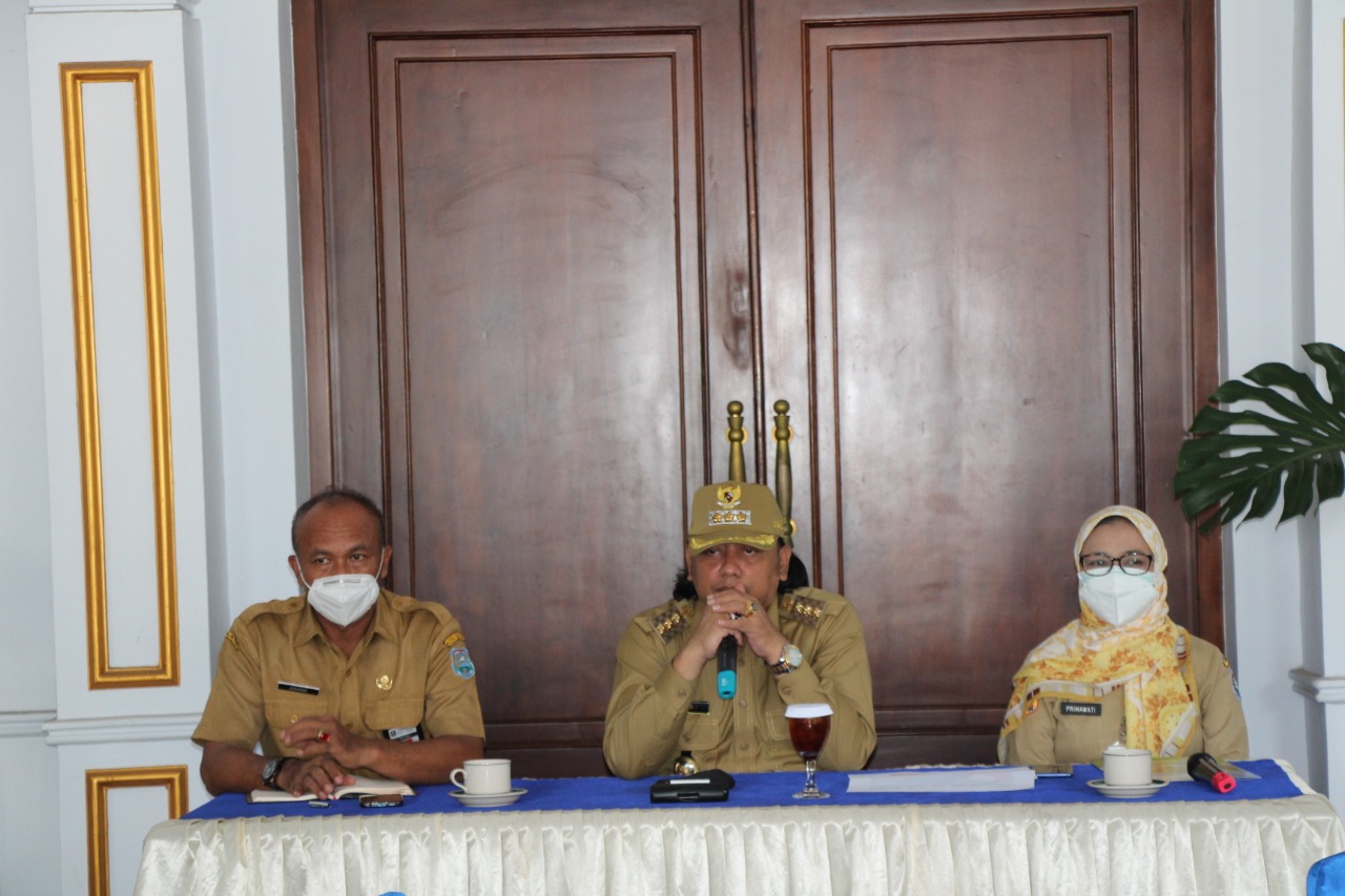 WALI KOTA Tegal Jawa Tengah Dedy Yon Supriyono (tengah) saat memimpin rapat evaluasi Satgas Covid-19, Senin (21/12/2020).