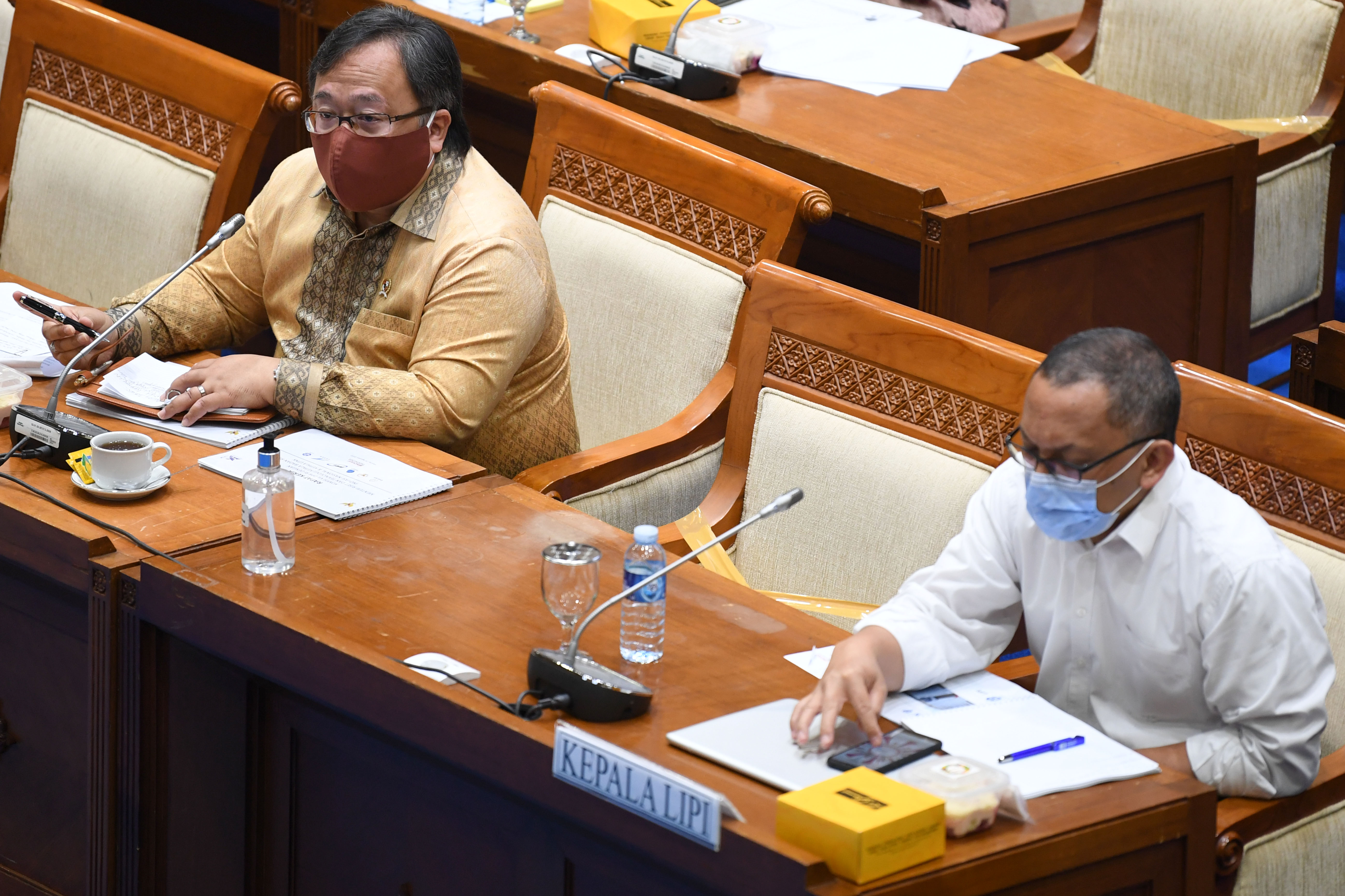 Kepala LIPI Laksana Tri Handoko (kanan) mengikuti Rapat Kerja dengan Komisi VII DPR di Kompleks Parlemen Senayan, Jakarta, Rabu (26/8).