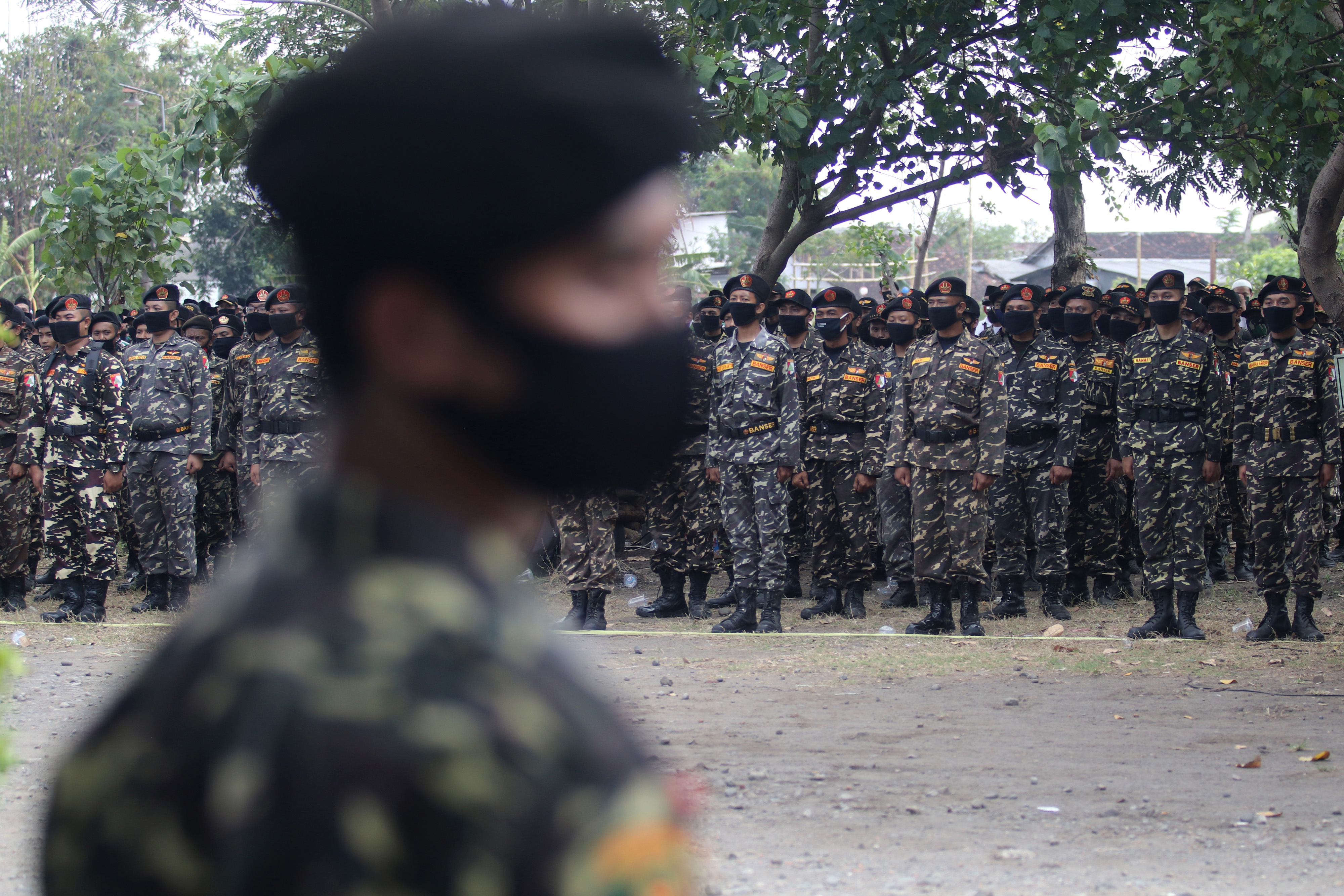 Anggota Banser Nahdlatul Ulama (NU) mengikuti Apel Kebangsaan di Purwoasri, Kediri, Jawa Timur, Minggu (25/10/2020).
