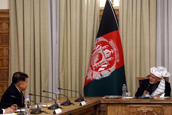 Ketua Dewan Masjid Indonesia Jusuf Kalla berbincang dengan Presiden Afghanistan Ashraf Ghani
