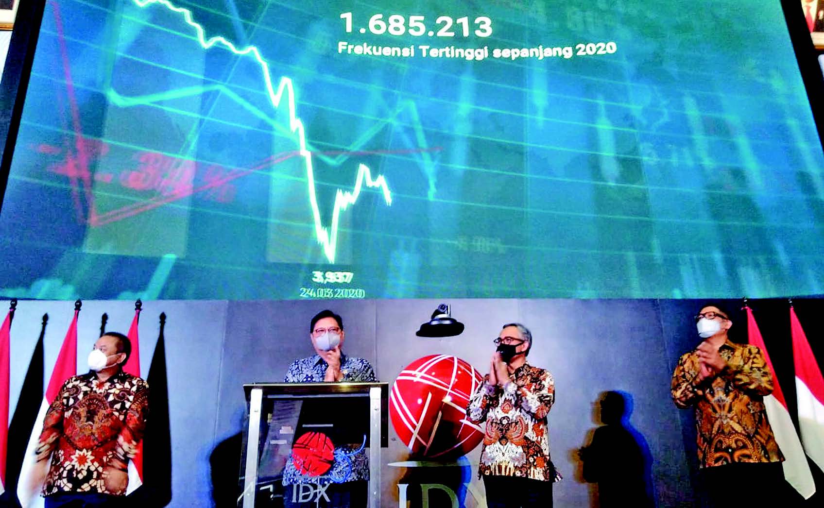 Menko Perekonomian Airlangga Hartarto (kedua kiri) menutup perdagangan saham di kantor Bursa Efek Indonesia, Jakarta, kemarin.