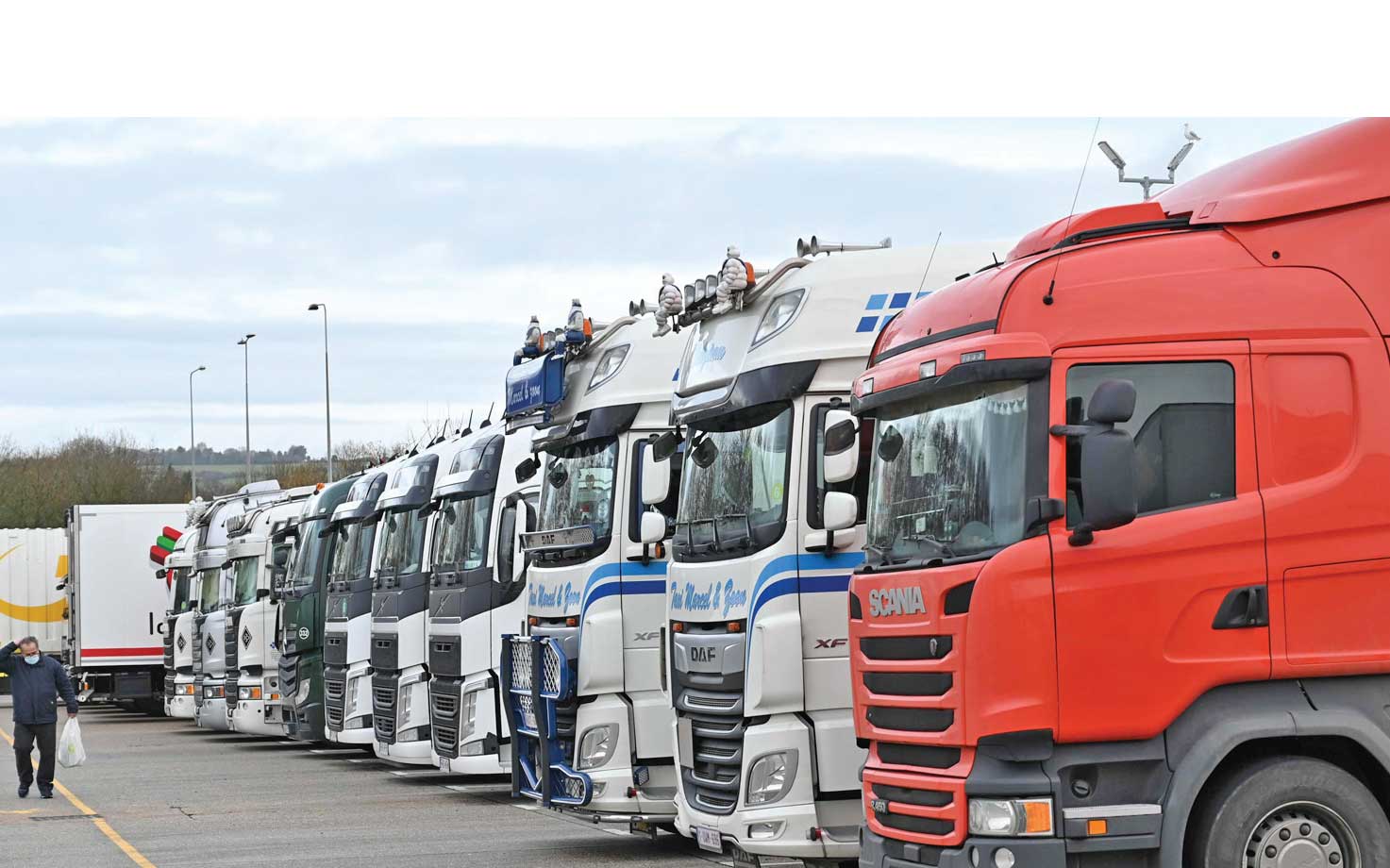 TUTUP PERBATASAN: Truk diparkir di halte truk di Kent, Inggris, kemarin, setelah Prancis menutup perbatasannya