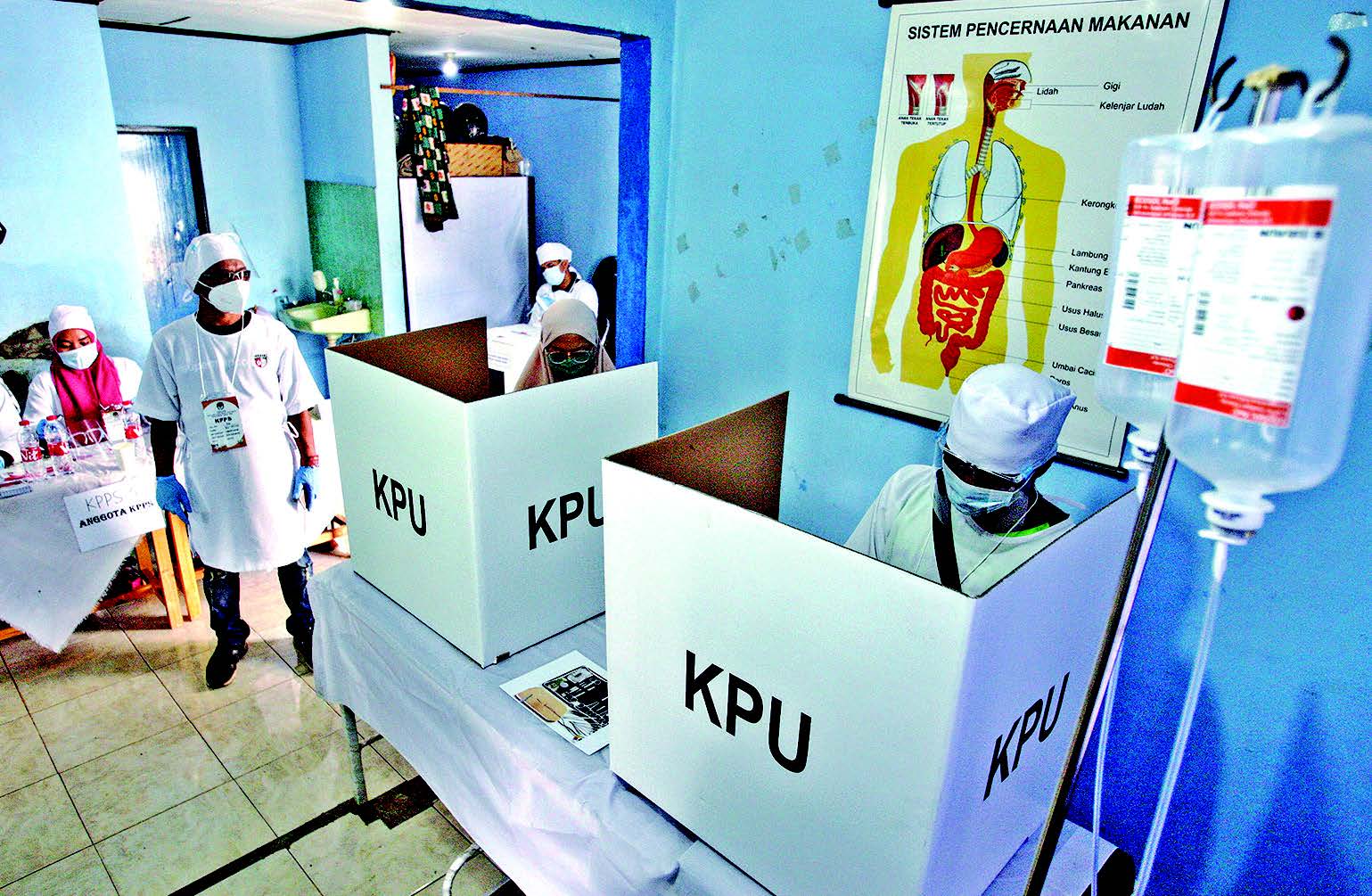  Warga menggunakan hak pilih di Tempat Pemungutan Suara (TPS) 56 yang dibuat seperti rumah sakit di Mekarjaya, Depok, Jawa Barat, kemarin.