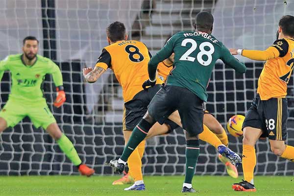 Gelandang Tottenham Hotspur Tanguy Ndombele (28) mencetak gol saat timnya bertemu dengan Wolves 