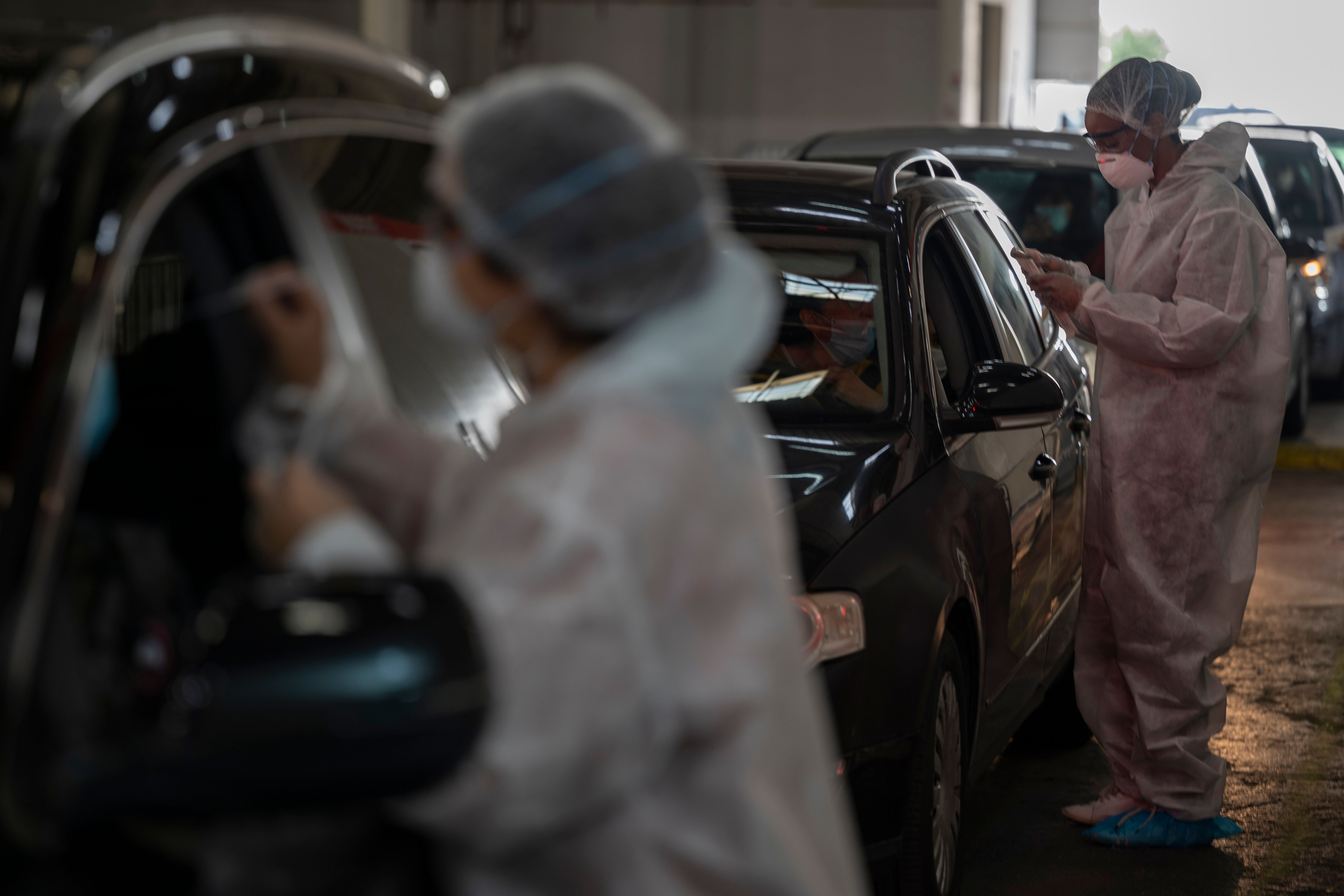 Tenaga kesehatan di Prancis mengambil sampel swab