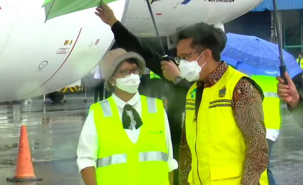 Menteri Kesehatan Budi Gunadi Sadikin (kanan) dan Menteri Luar Negeri Retno Marsudi (kiri)