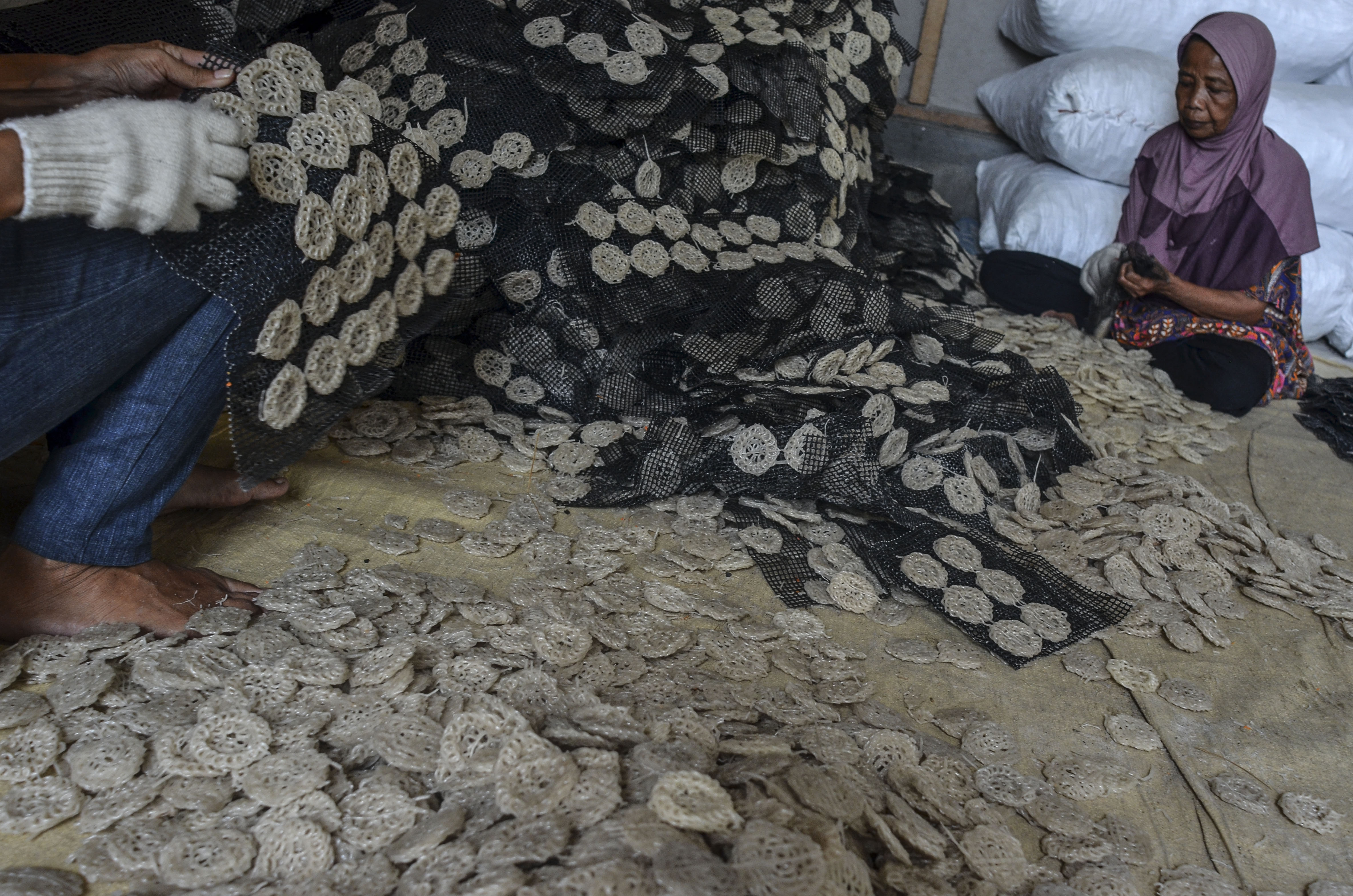 Pekerja memproduksi kerupuk di Desa Imbanagara Raya, Kabupaten Ciamis, Jawa Barat, Senin (30/11).
