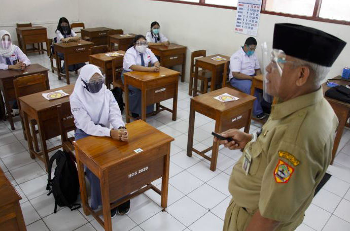 Siswa SMA Negeri 3 Solo mengikuti simulasi Pembelajaran Tatap Muka dengan menerapkan protokol kesehatan Covid-19, Senin (2/11/2020).