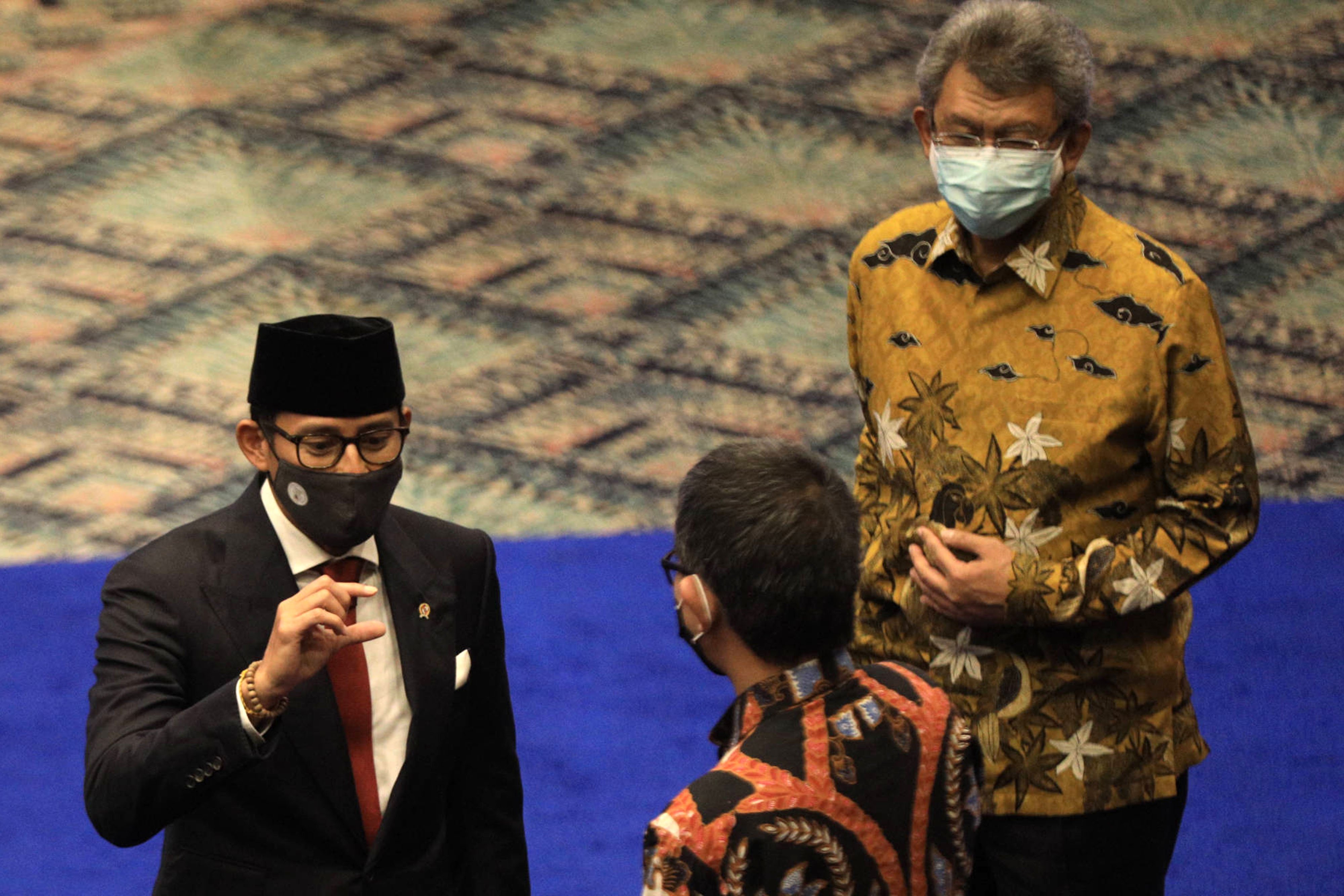 Menteri Pariwisata dan Ekonomi Kreatif (Menparekraf) Sandiaga Salahuddin Uno berbincang dengan para pejabat Kemenparekraf