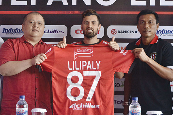Stefano Lilipaly (tengah)