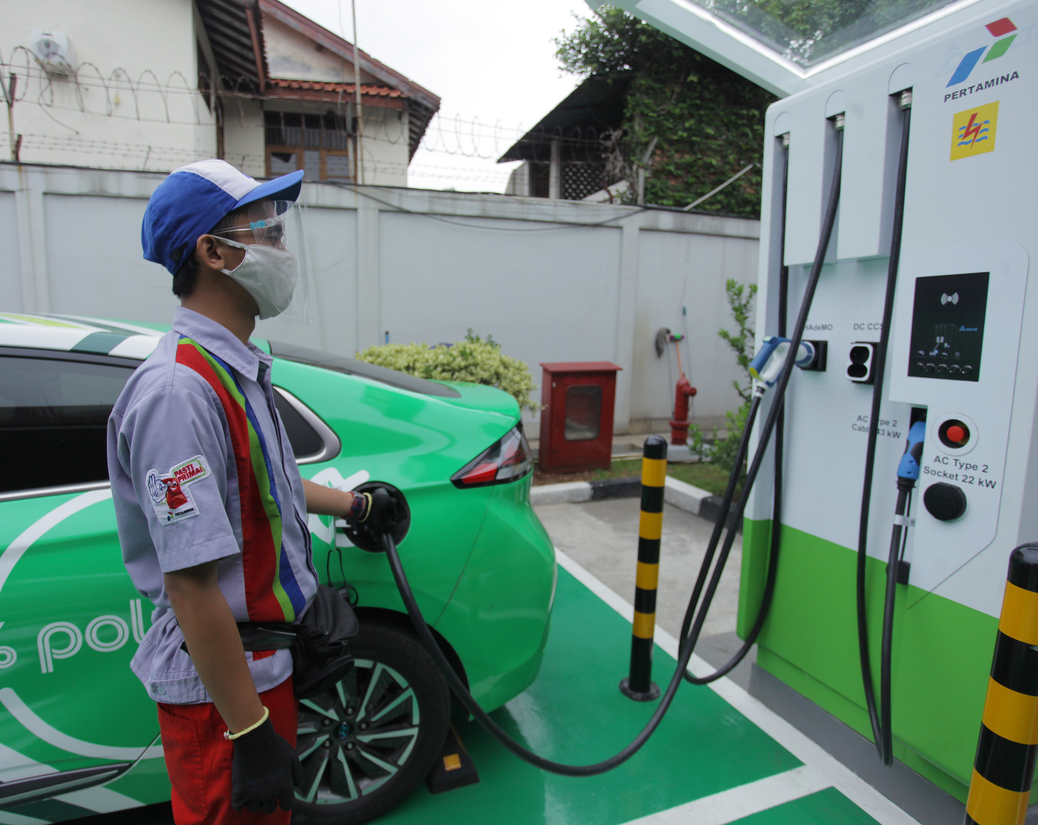 Petugas mengisi daya mobil listrik di Stasiun Pengisian Kendaraan Listrik Umum (SPKLU), di kawasan Fatmawati, Jakarta, Sabtu (12/12).