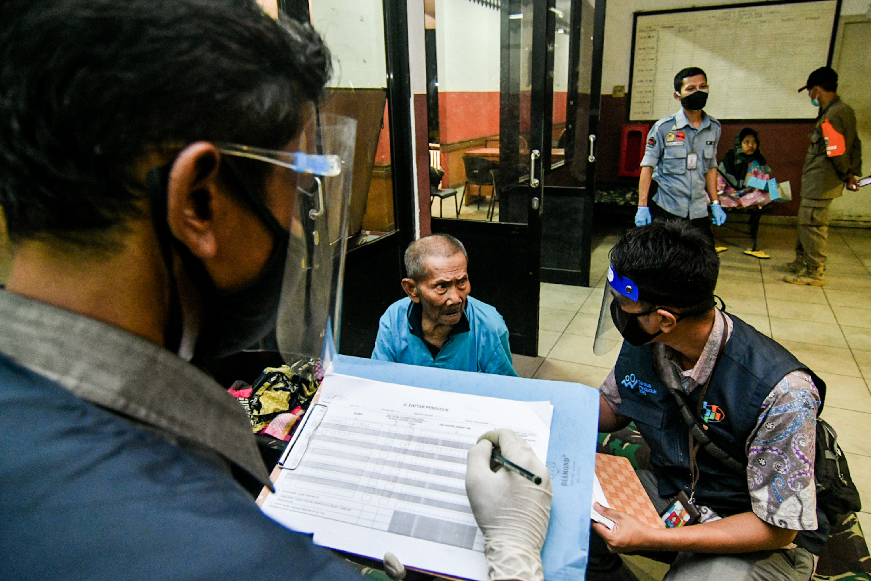 Petugas sensus Badan Pusat Statistik (BPS) Jakarta Timur melakukan pendataan terhadap tunawisma di GOR Ciracas, Jakarta, Selasa, (29/9/2020)