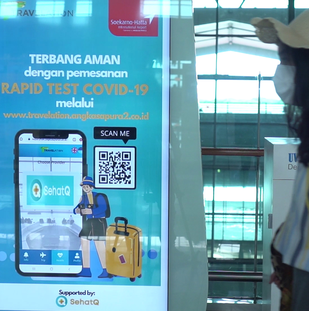 Calon penumpang melewati aplikasi SehatQ untuk melengkapi persyaratan penerbangan tes covid-19 di Bandara Soekarno-Hatta Tangerang, Banten.
