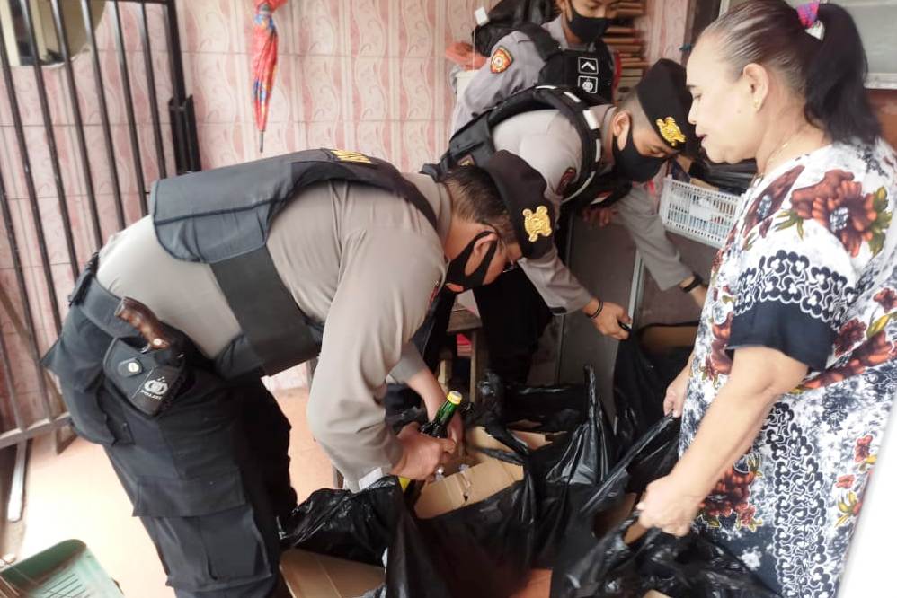 Anggota Sabhara Polresta Tasikmalaya menyita ratusan botol miras yang disembunyikan pedagang kios di dalam rumahnya.