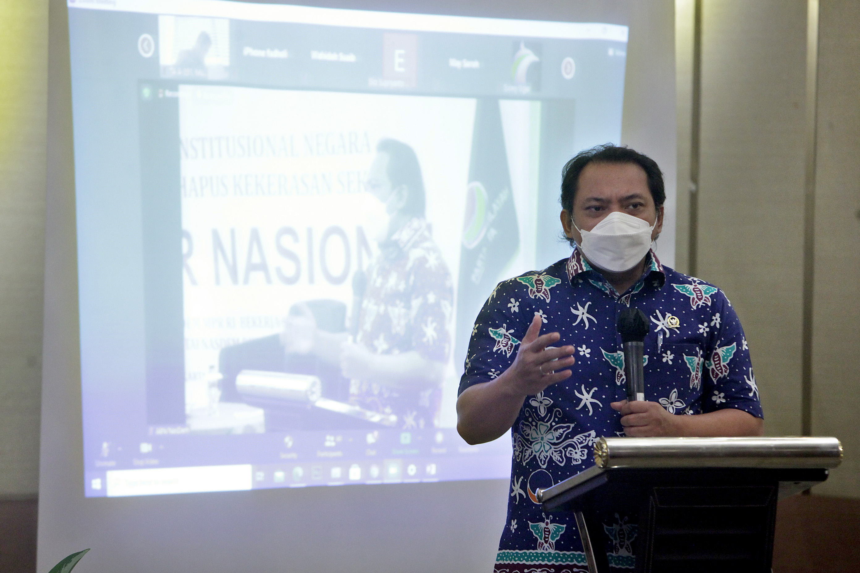 Ketua Fraksi Partai NasDem MPR RI Taufik Basari berbicara sebagai keynote speaker dalam seminar nasional Fraksi Partai NasDem MPR di Jakarta