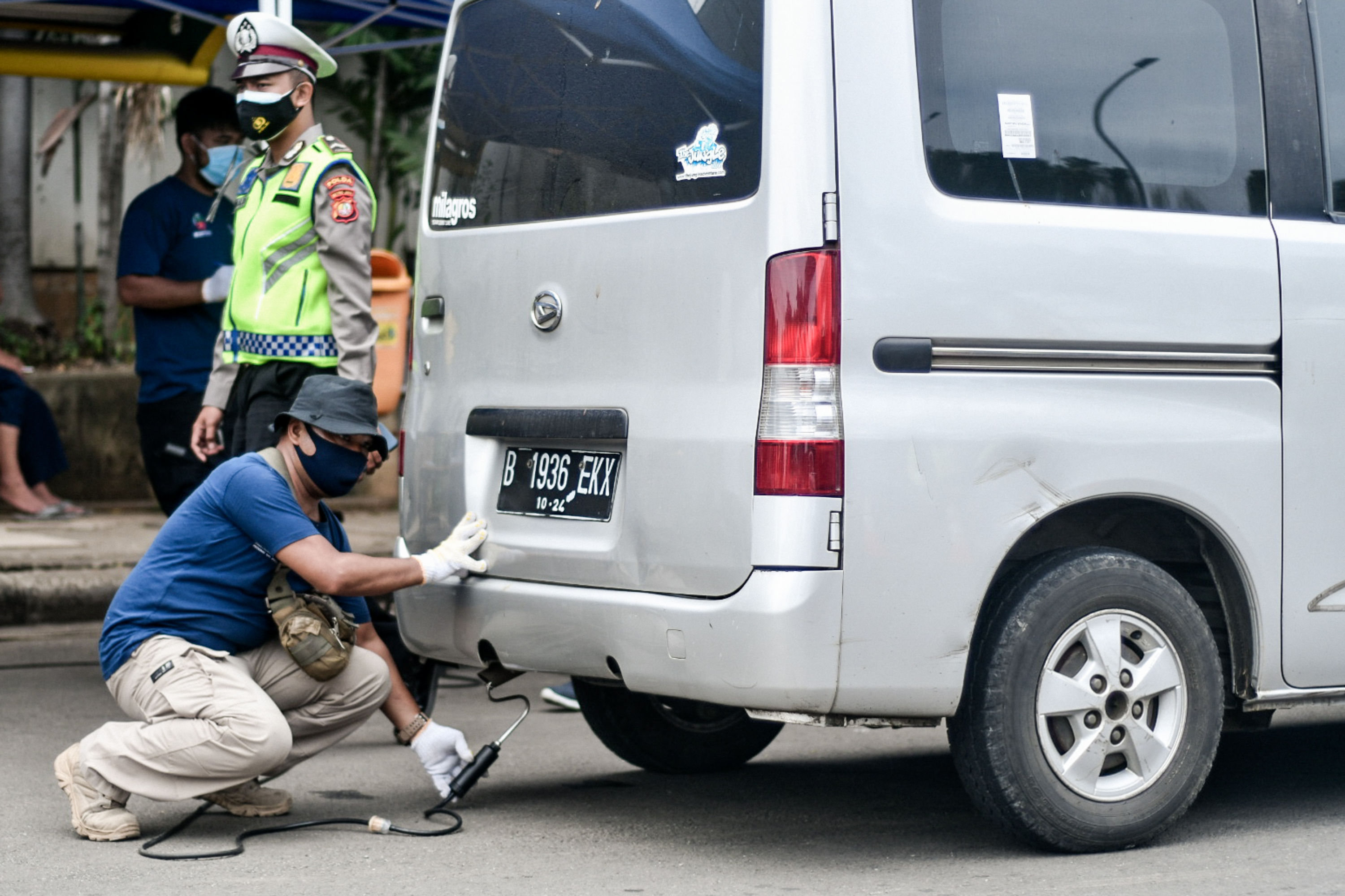 Sejumlah kendaraan melakukan uji emisi yang digelar oleh Dinas Lingkungan Hidup DKI Jakarta di Jalan TB Simatupang, Jakarta, Rabu (30/12/202