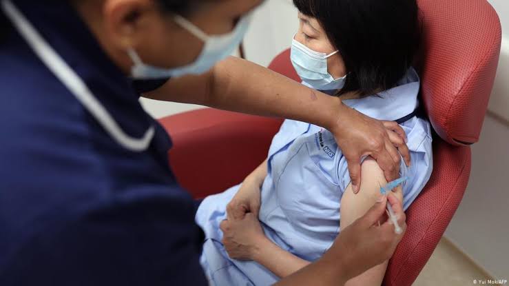 Ilustrasi pemberian vaksin covid-19