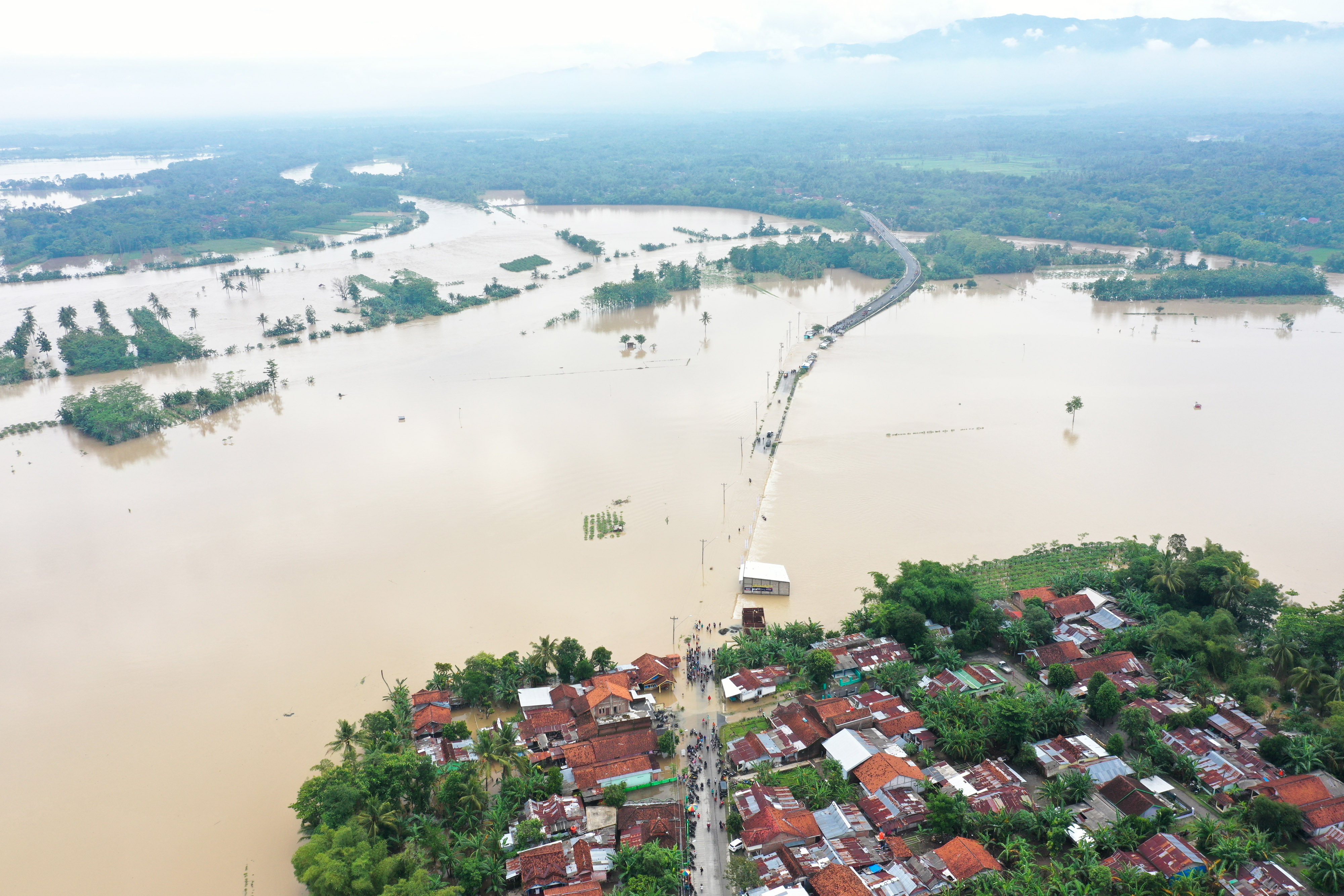 BANJIR: Luapan Kali Klawing menggenangi jalur penghubung Kabupaten Banyumas-Purbalingga di Jembatan Linggamas, Kalibagor, Banyumas Ja