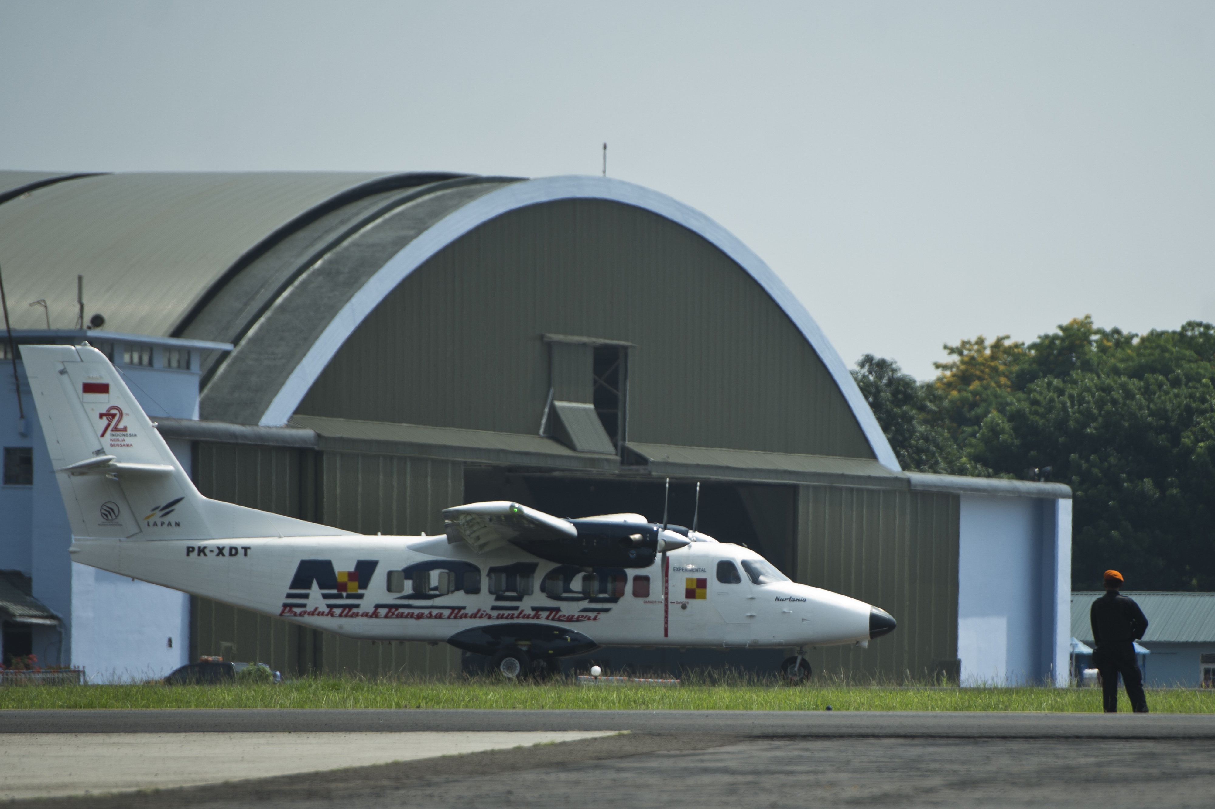PESAWAT N219: Pesawat Nurtanio melakukan uji coba terbang usai Pemberian Nama Pesawat N219 di Base Ops, Lanud Halim Perdanakusuma, Jakarta.