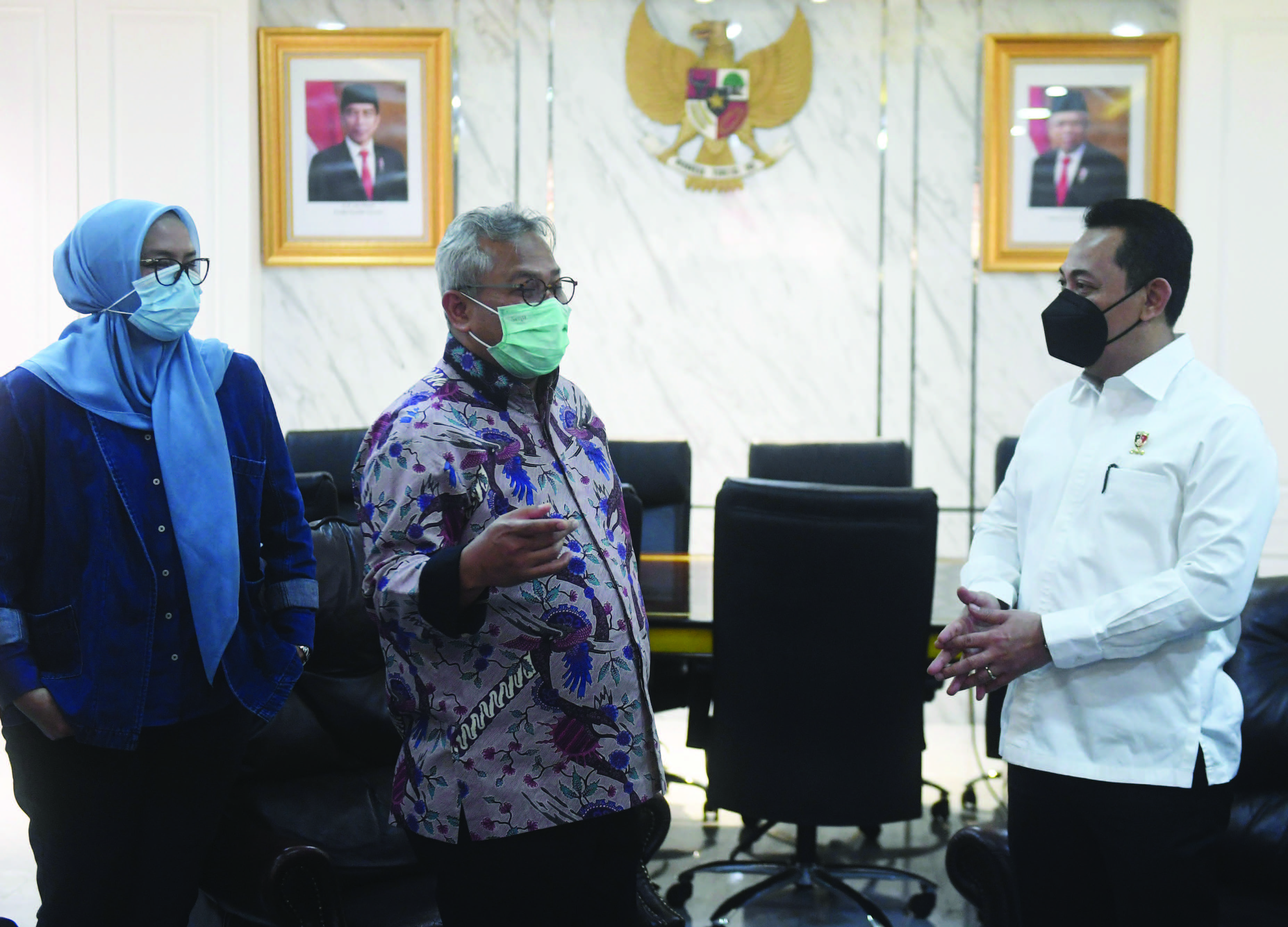 KOORDINASI KEAMANAN: Ketua KPU Arief Budiman (tengah) bersama Komisioner KPU Evi Novida Ginting (kiri) berbincang dengan Kabareskrim Polri  