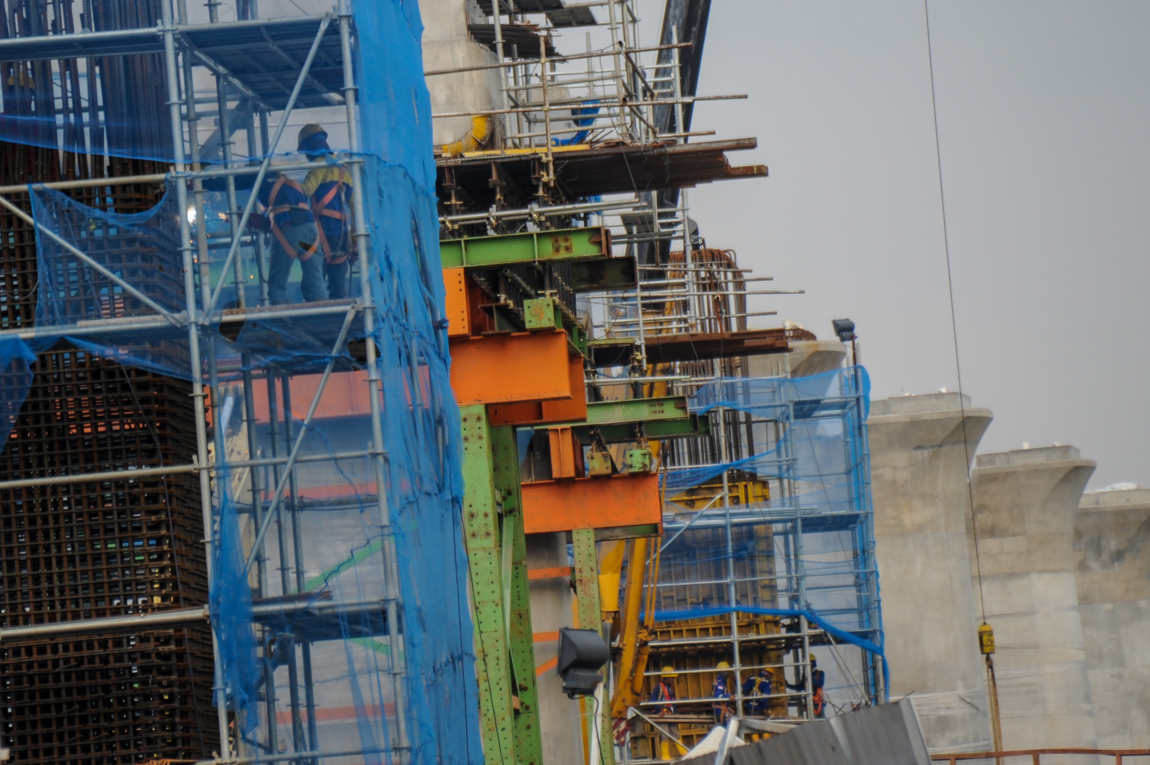 Pekerja menyelesaikan pengerjaan konstruksi tiang pancang proyek kereta cepat Jakarta-Bandung di Derwati, Bandung, Jawa Barat.