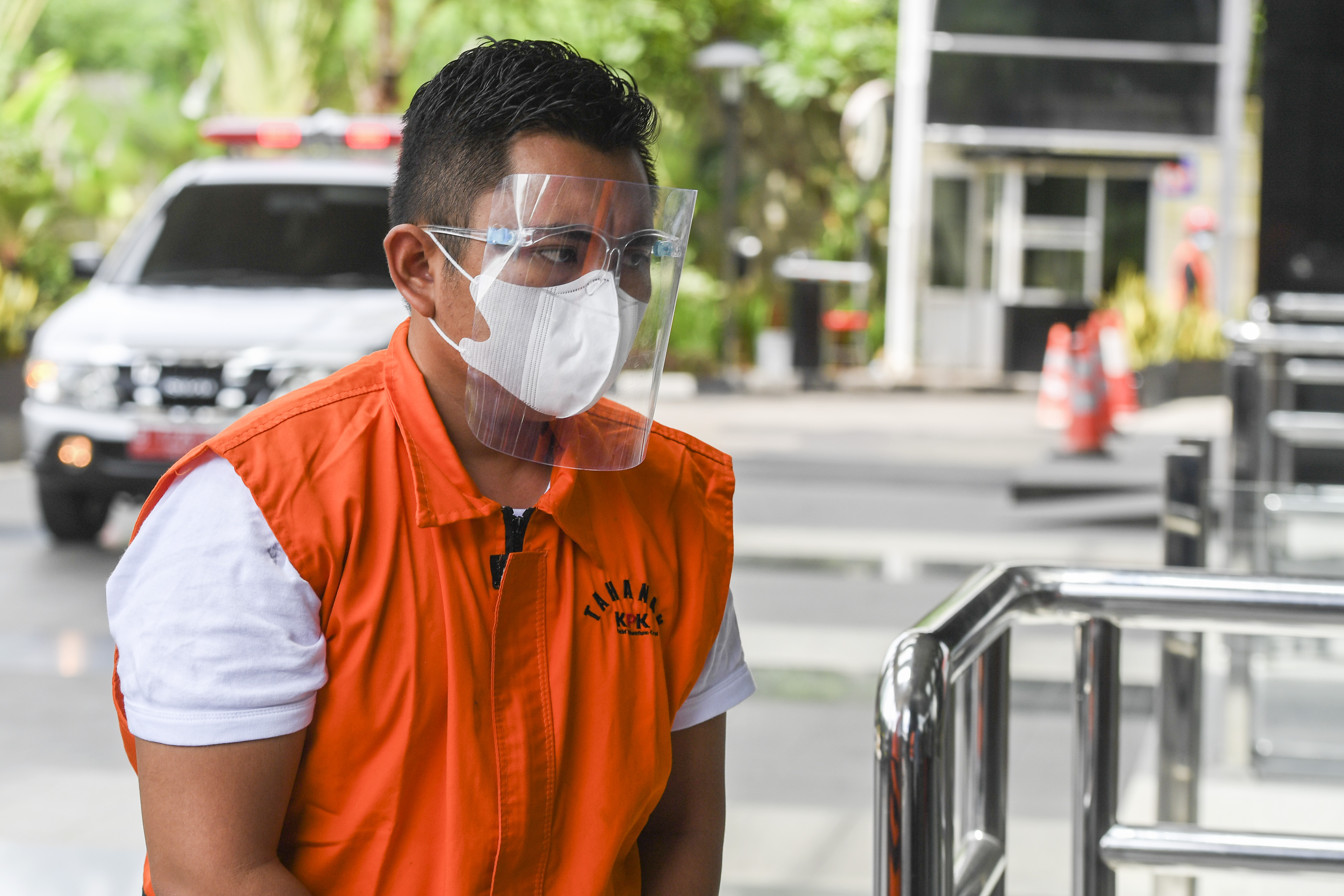 Tersangka dari pihak swasta Amiril Mukminin bersiap menjalani pemeriksaan di gedung KPK, Jakarta.