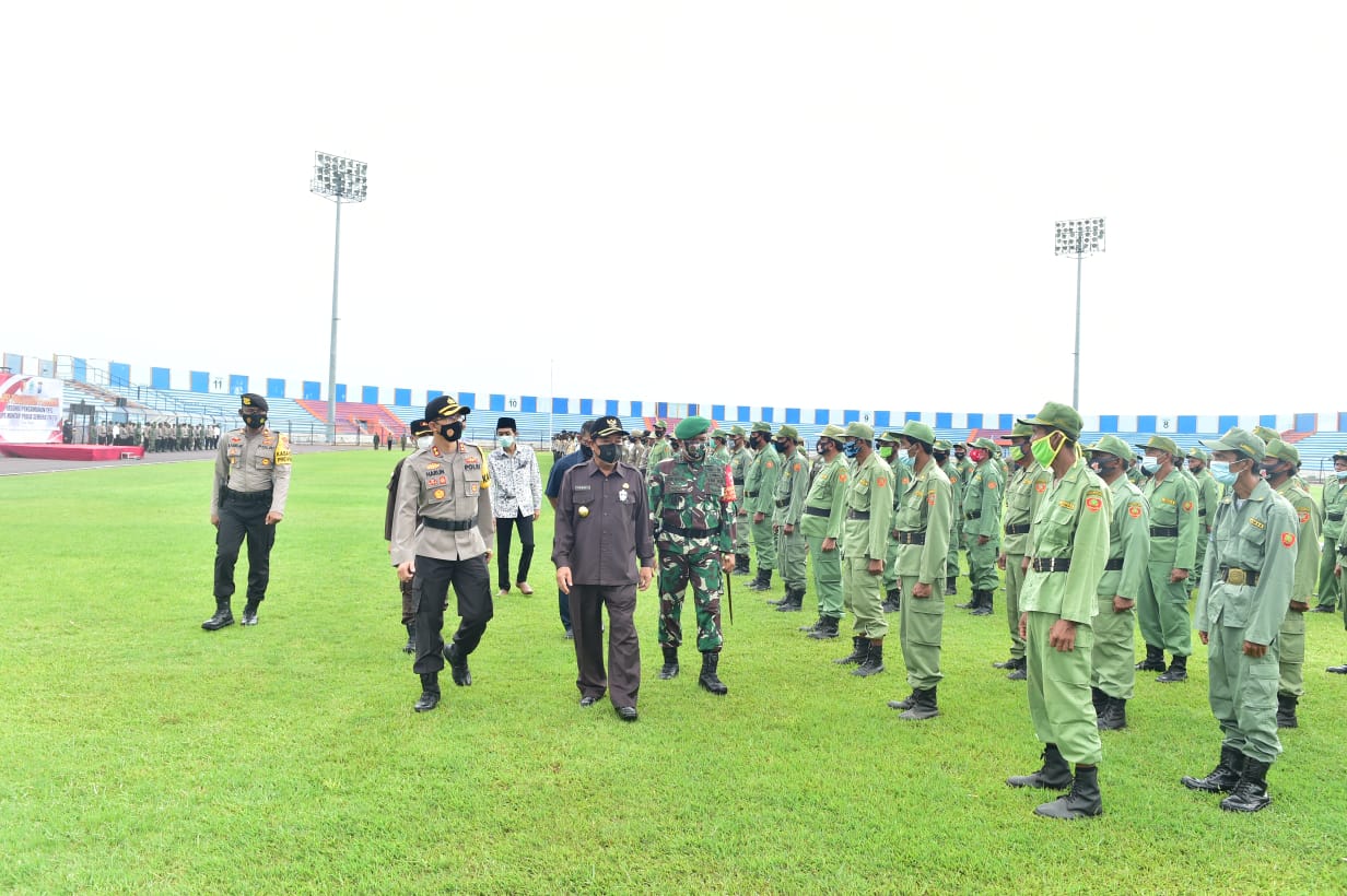 Apel siaga Pilkada--Bupati Lamongan Fadeli bersama Kapolres, Dandim 0812, Kajari dan Ketua PN Lamongan.