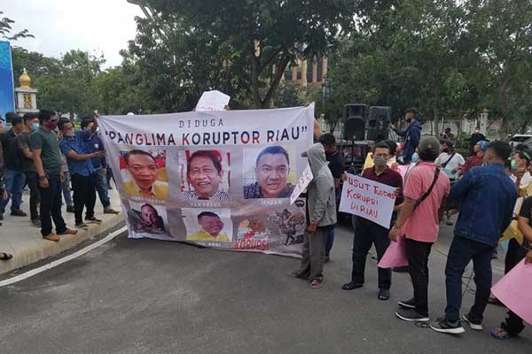 Massa yang tergabung dalam Gerakan Pemuda Mahasiswa Pekanbaru Peduli Keadilan melakukan aksi unjuk rasa di depan Kantor Kejati Riau.