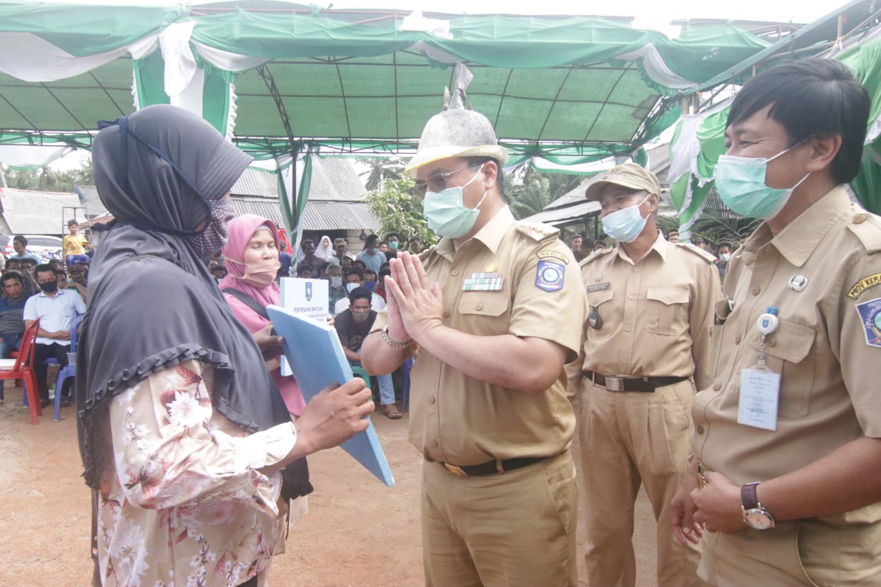 Gubernur Babel, Erzaldi Rosman, bersilaturahmi ke Simpang Teritip dan menghadiri diskusi.