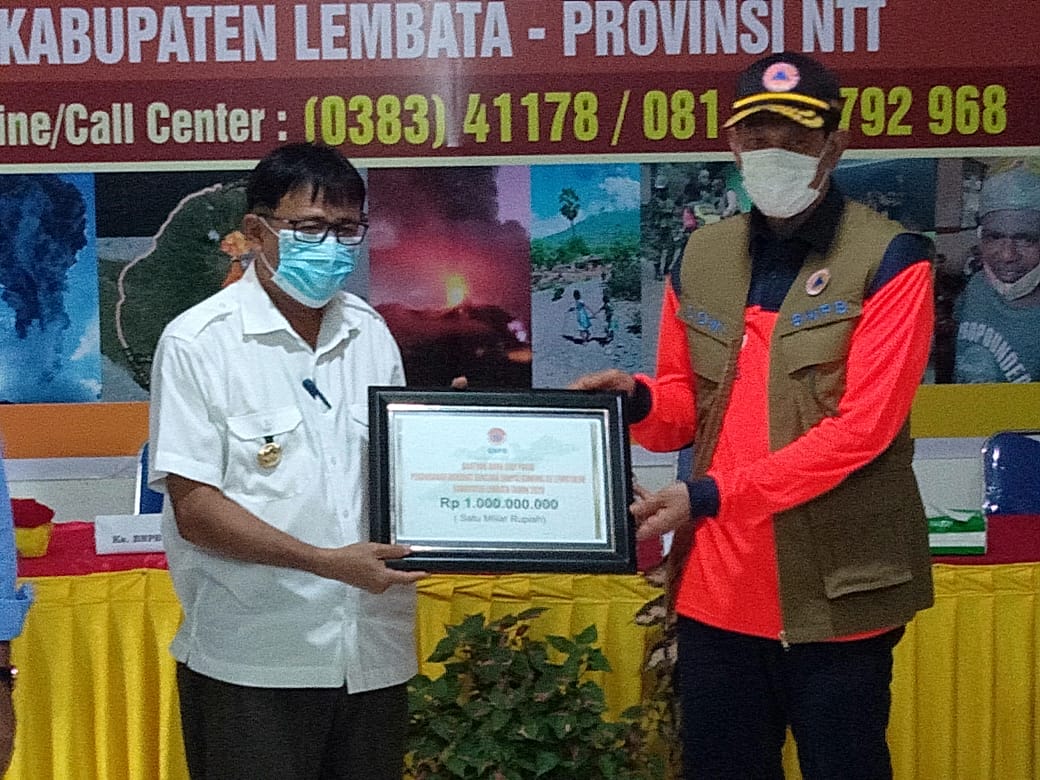 Kepala BNPB Serahkan 1 Miliar Untuk Tanggap Darurat Erupsi Ile Lewotolok