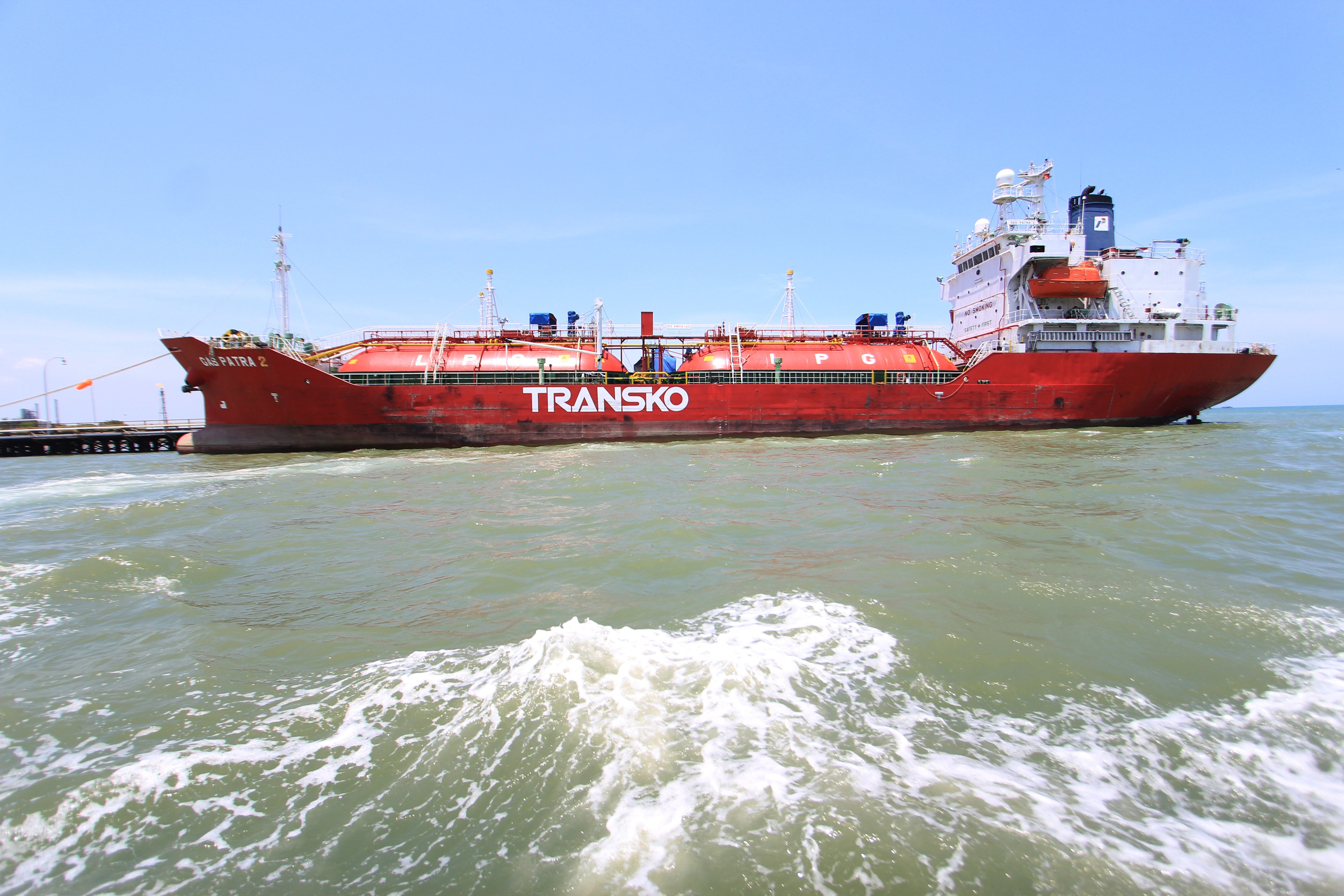 Sebuah kapal tanker pengangkut LPG berlabuh di Balongan, Indramayu, Jawa Barat, Rabu (11/11/2020