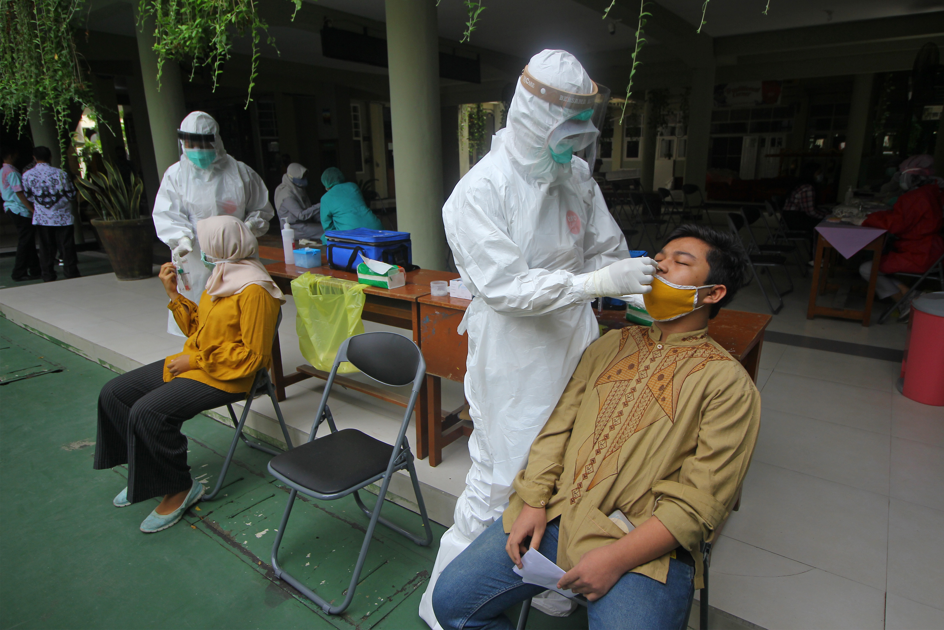 Murid SMP Negeri 1 Surabaya mengikuti pelaksanaan tes usap (swab) di Surabaya, Jawa Timur, pekan lalu.