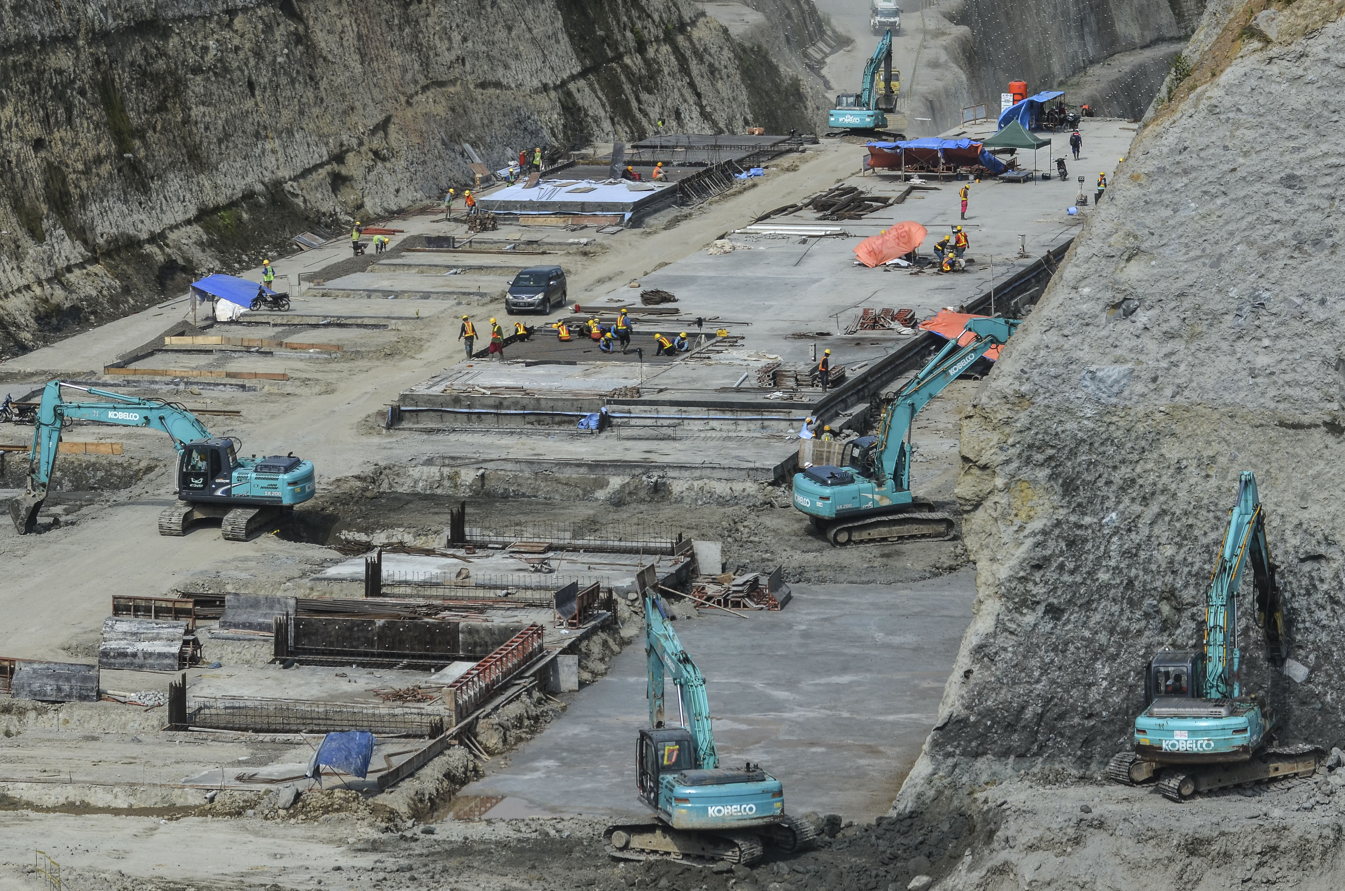 Aktivitas pembangunan Bendungan Leuwikeris di Kabupaten Ciamis, Jawa Barat.