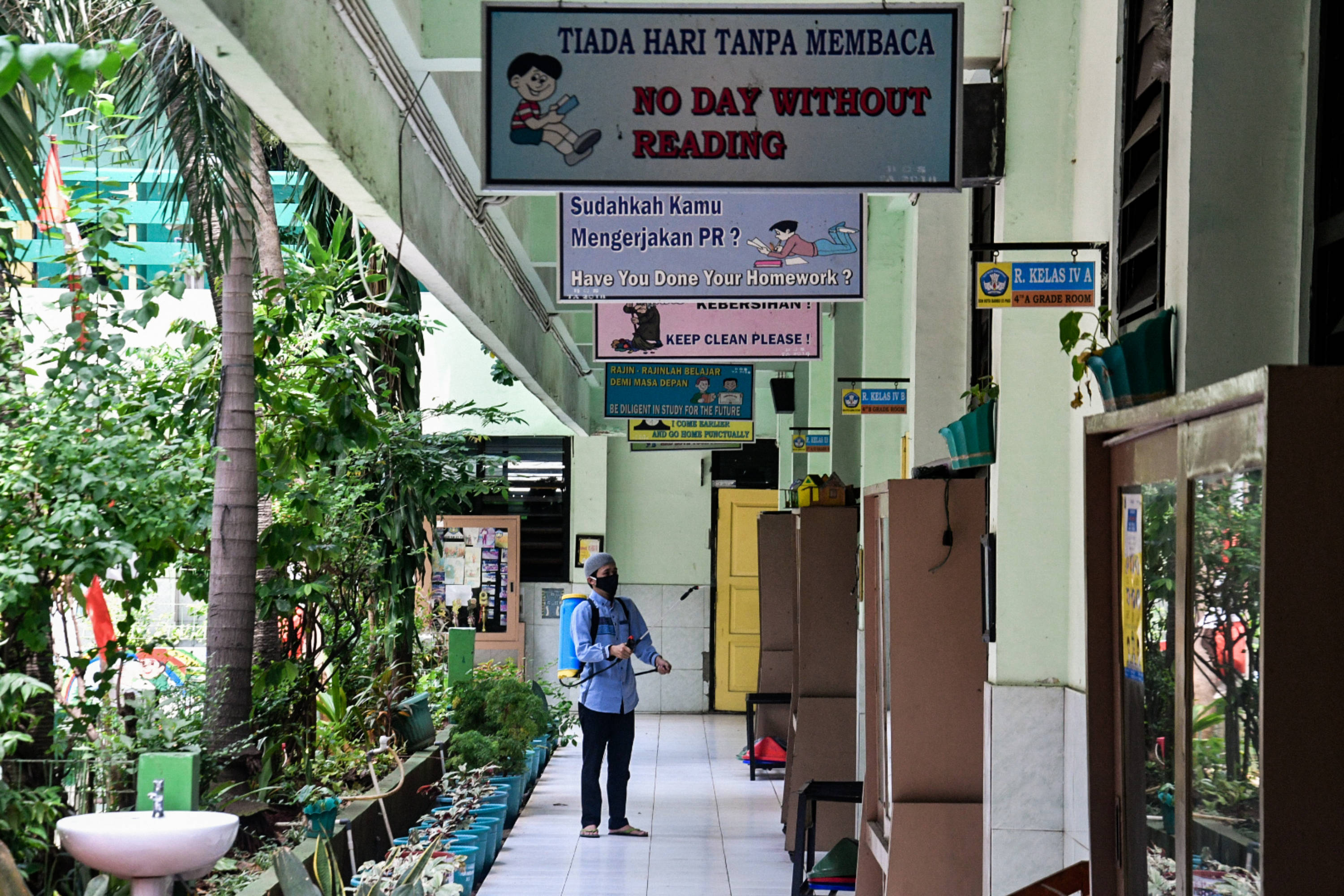 Penyemprotan disinfektan di ssebuah sekolah di Tanah Abng, Jakarta Pusat