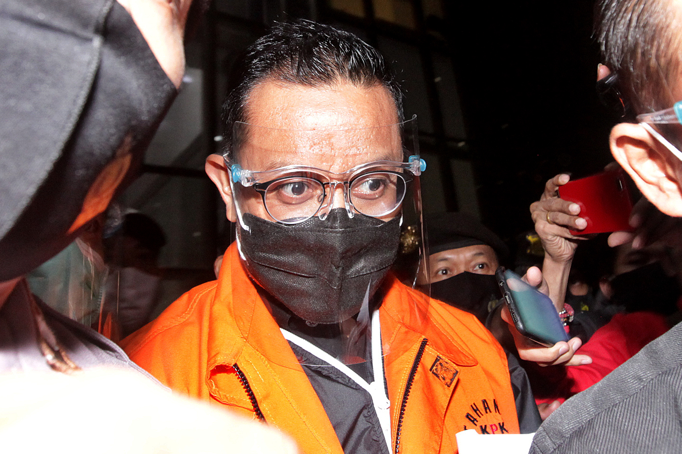 Menteri Sosial Jualiari Peter Batubara berjalan keluar seusai menjalani pemeriksaan di Gedung Komisi Pemberantasan Korupsi (KPK)